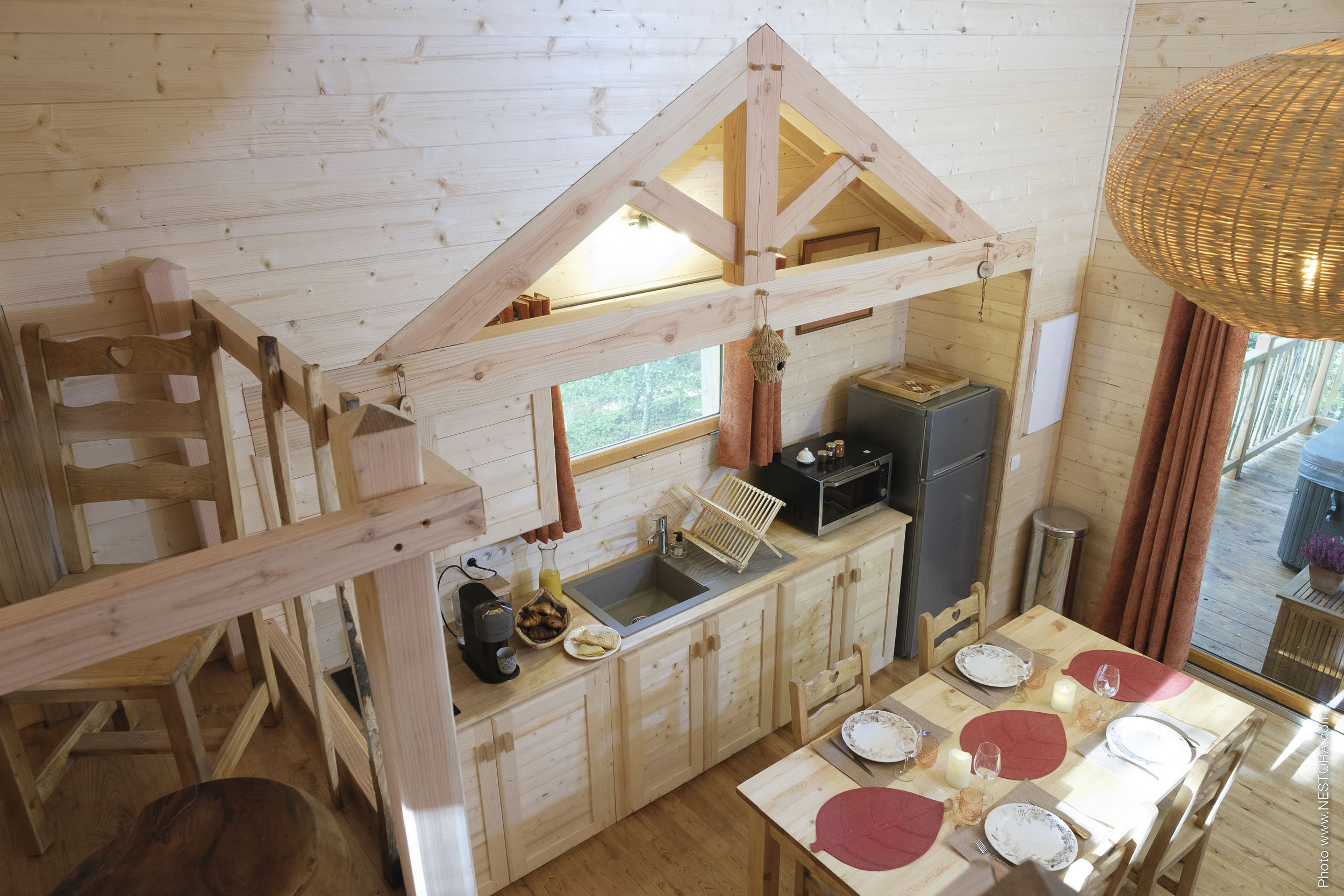 La Cabane du Grand Chêne & Spa : une évasion dans les arbres à La Bussière — espace de vie