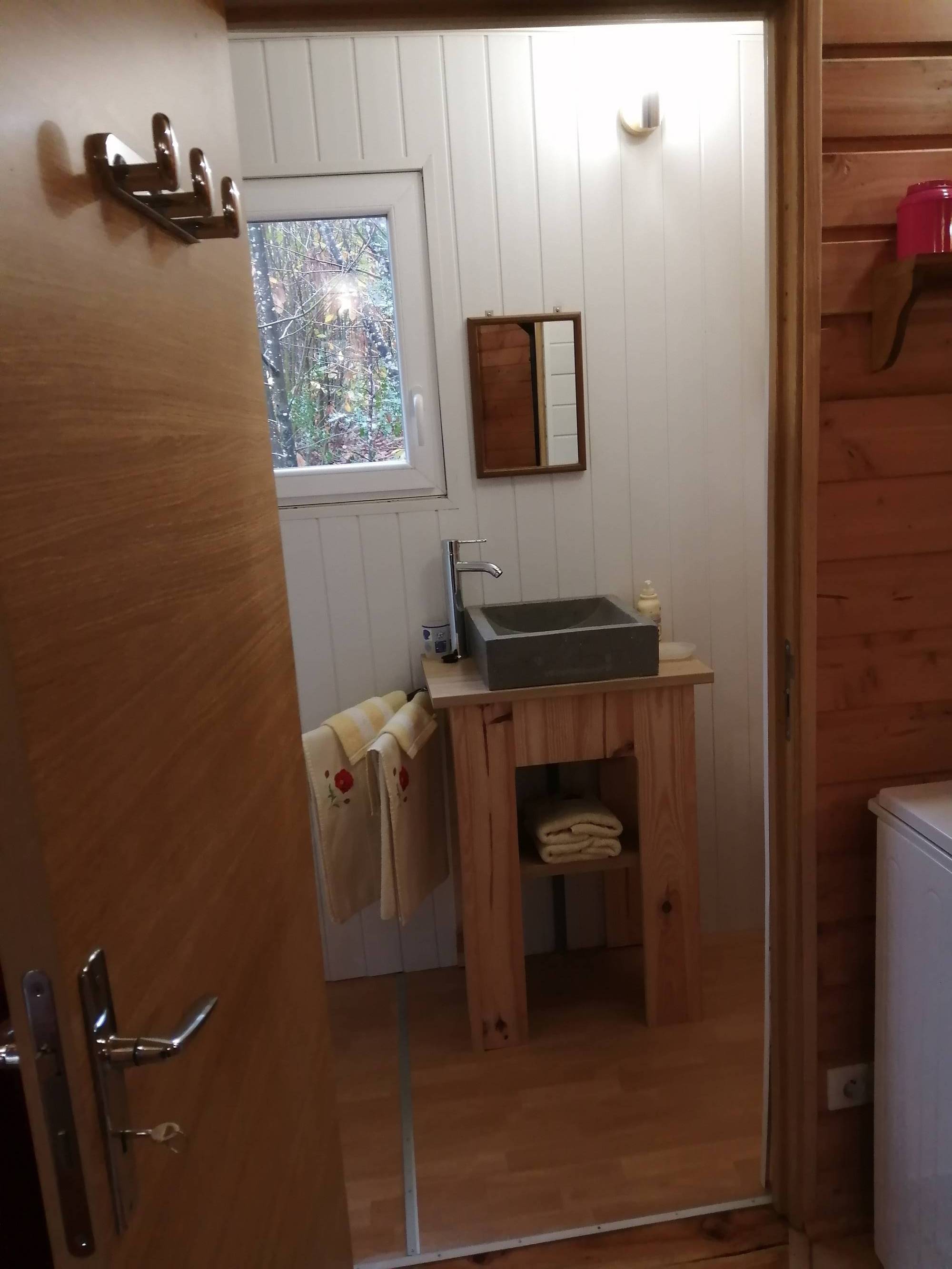 Chalet sur pilotis : une cabane insolite en Limousin à La Geneytouse — espace de vie