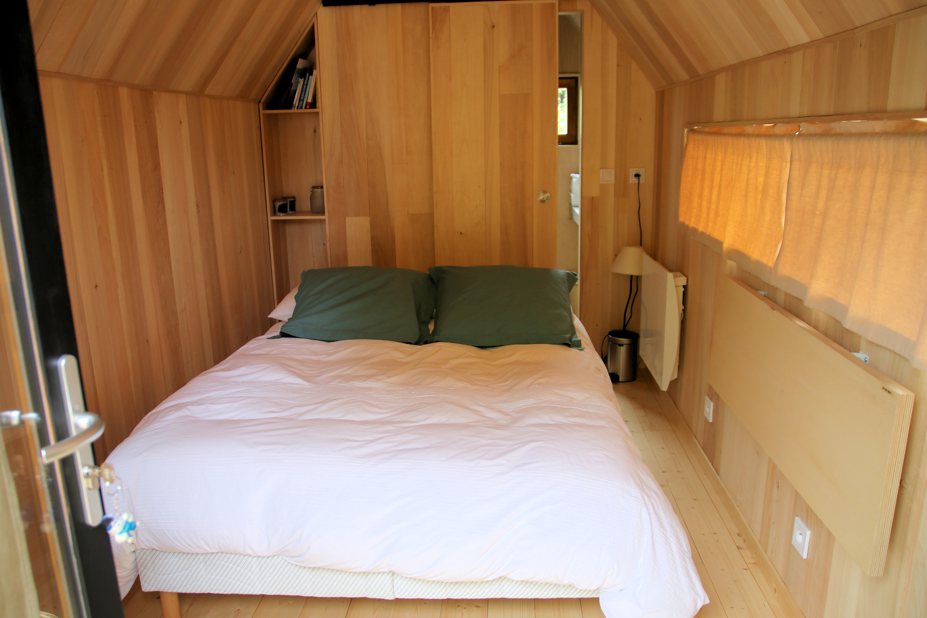 Un p'Tiny dans le jardin — Tiny House avec spa à Charente à Châteauneuf-sur-Charente — espace de vie