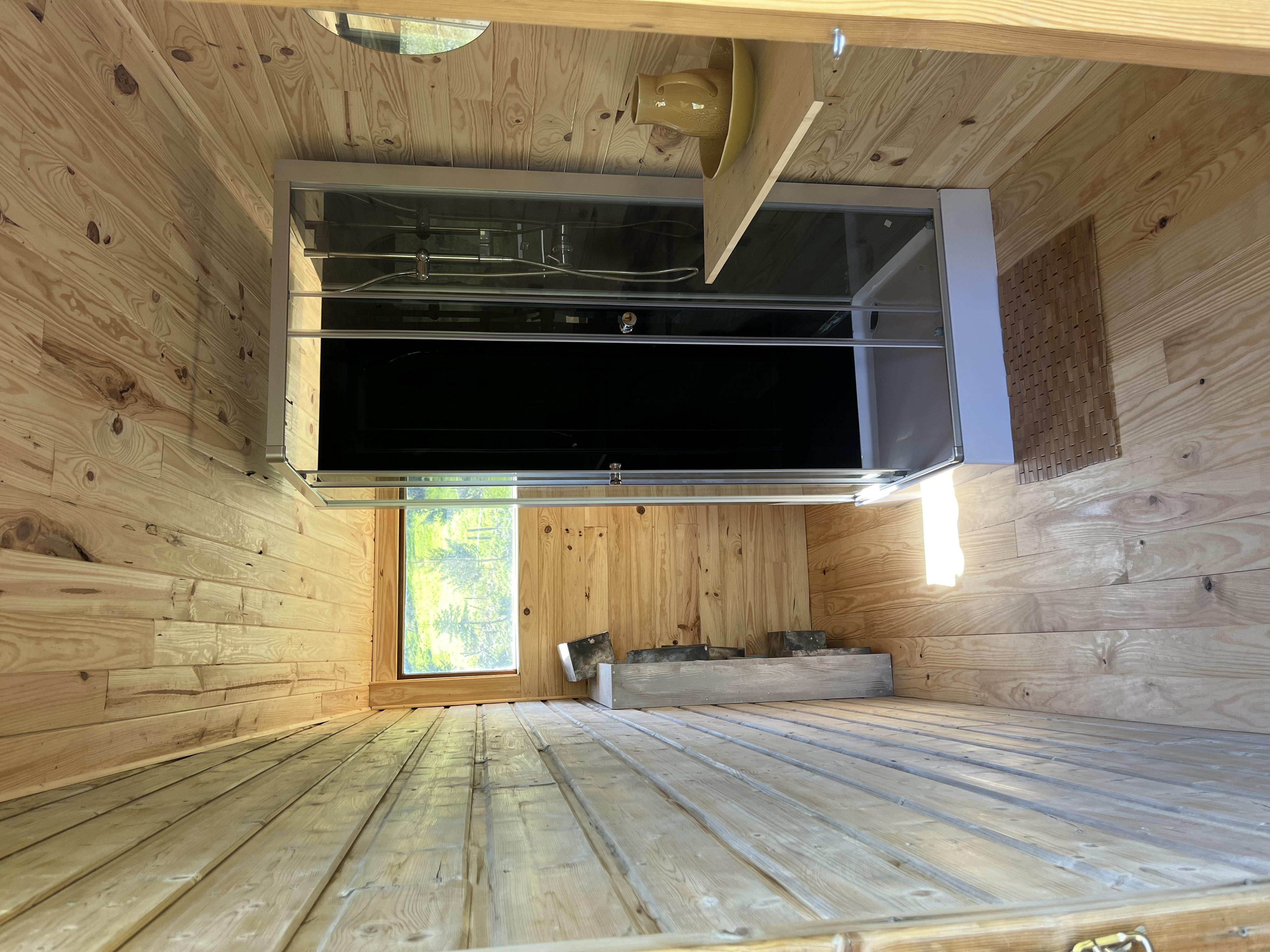 Une cabane au bord de l'eau pour une escapade paisible à Saint Pierre Eynac — détail architectural