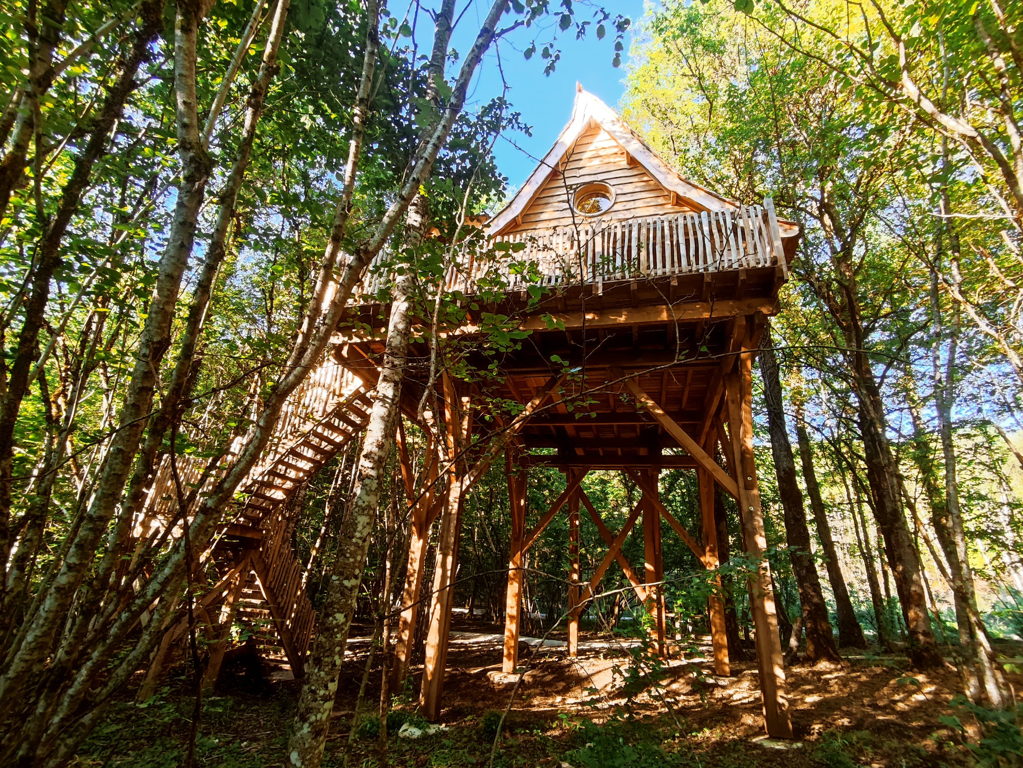 Cabane féérique Spa — Nuit magique à 7m dans le Château de la Combe Rossignol à La Combe Rossignol — détail architectural
