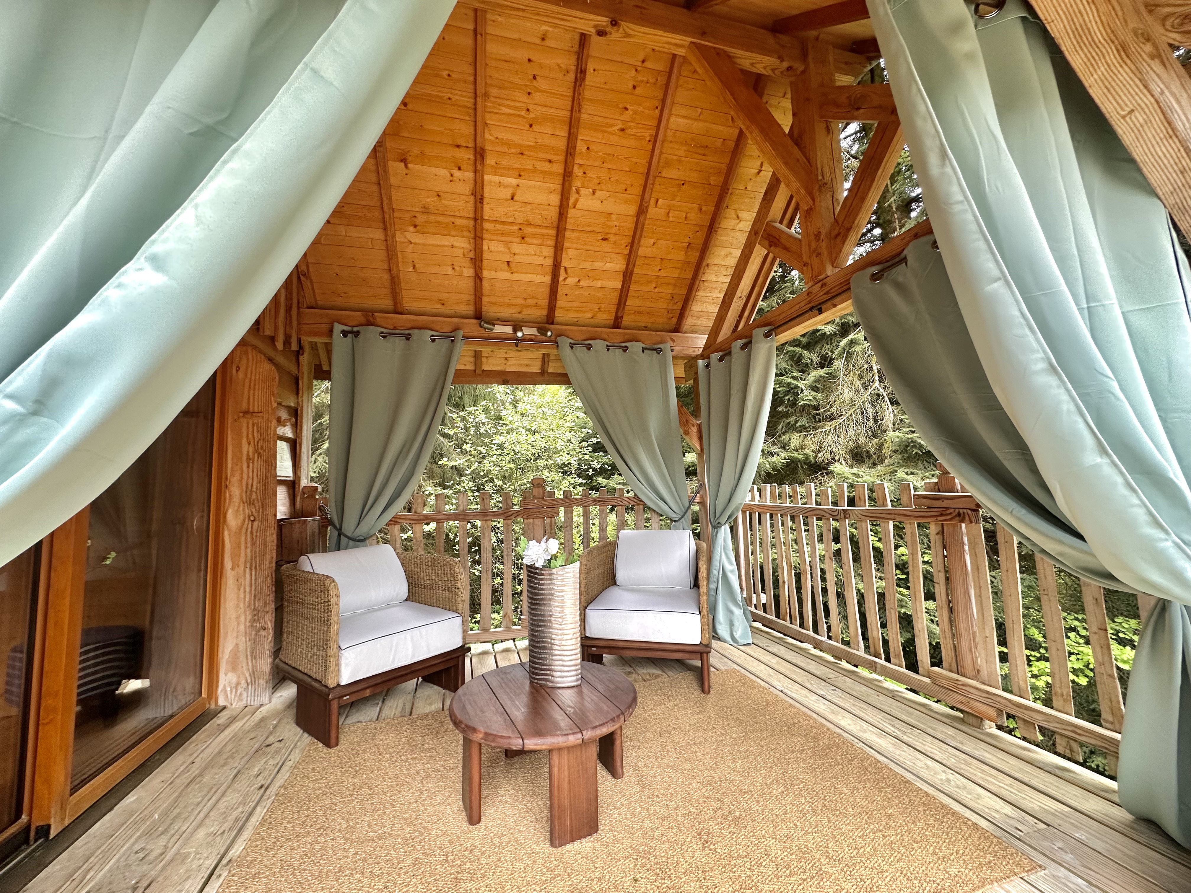Lodge Luxe — Cabane dans les arbres perchée à 6m en Haute-Savoie à Larringes — salle de bain