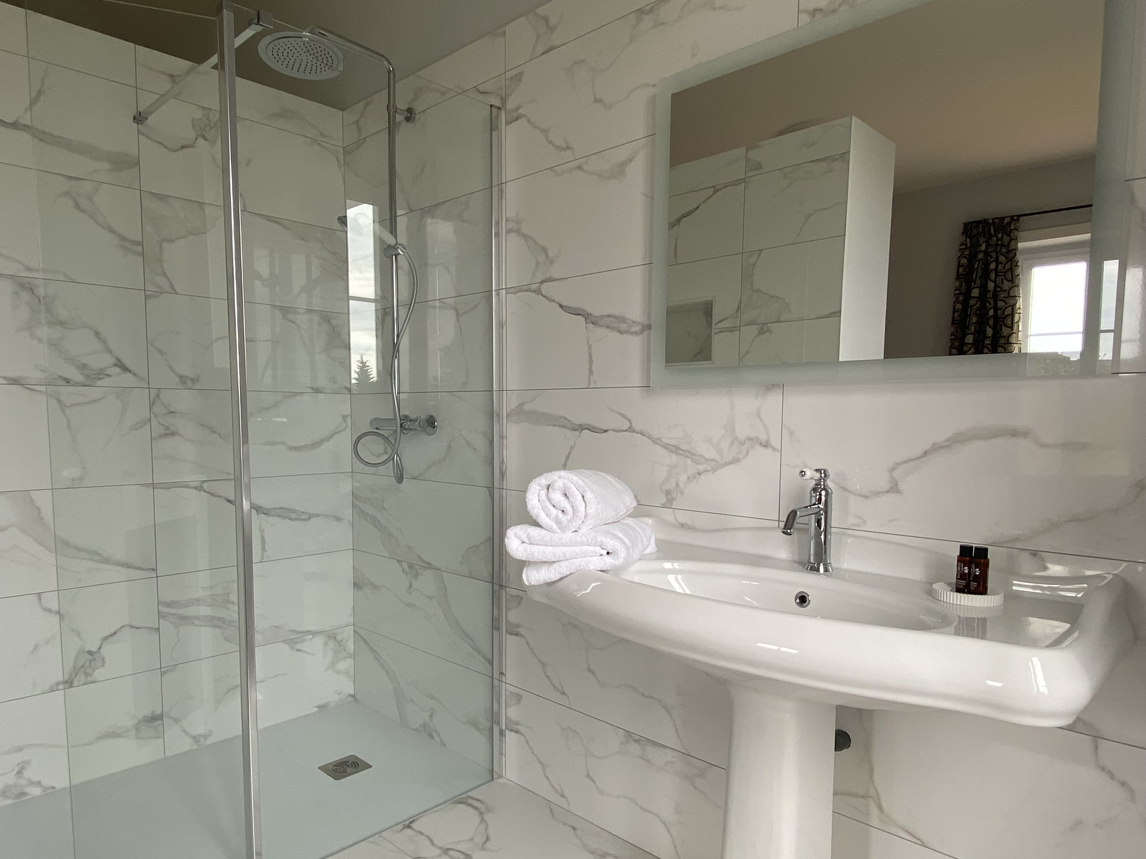 Suite Pierre de Lune — Maison insolite avec cheminée à Gramat (Lot) à Gramat — salle de bain