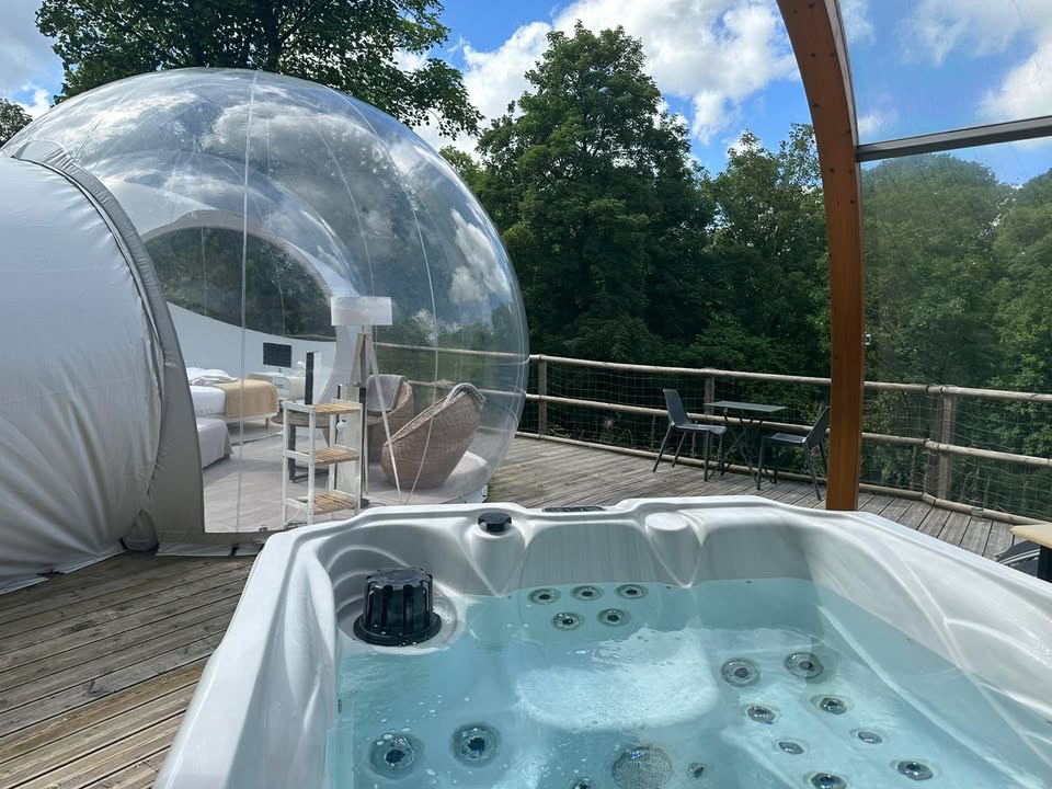 Bulle groseille & Spa — Nuit étoilée à Calvados à Noues de Sienne — espace de vie