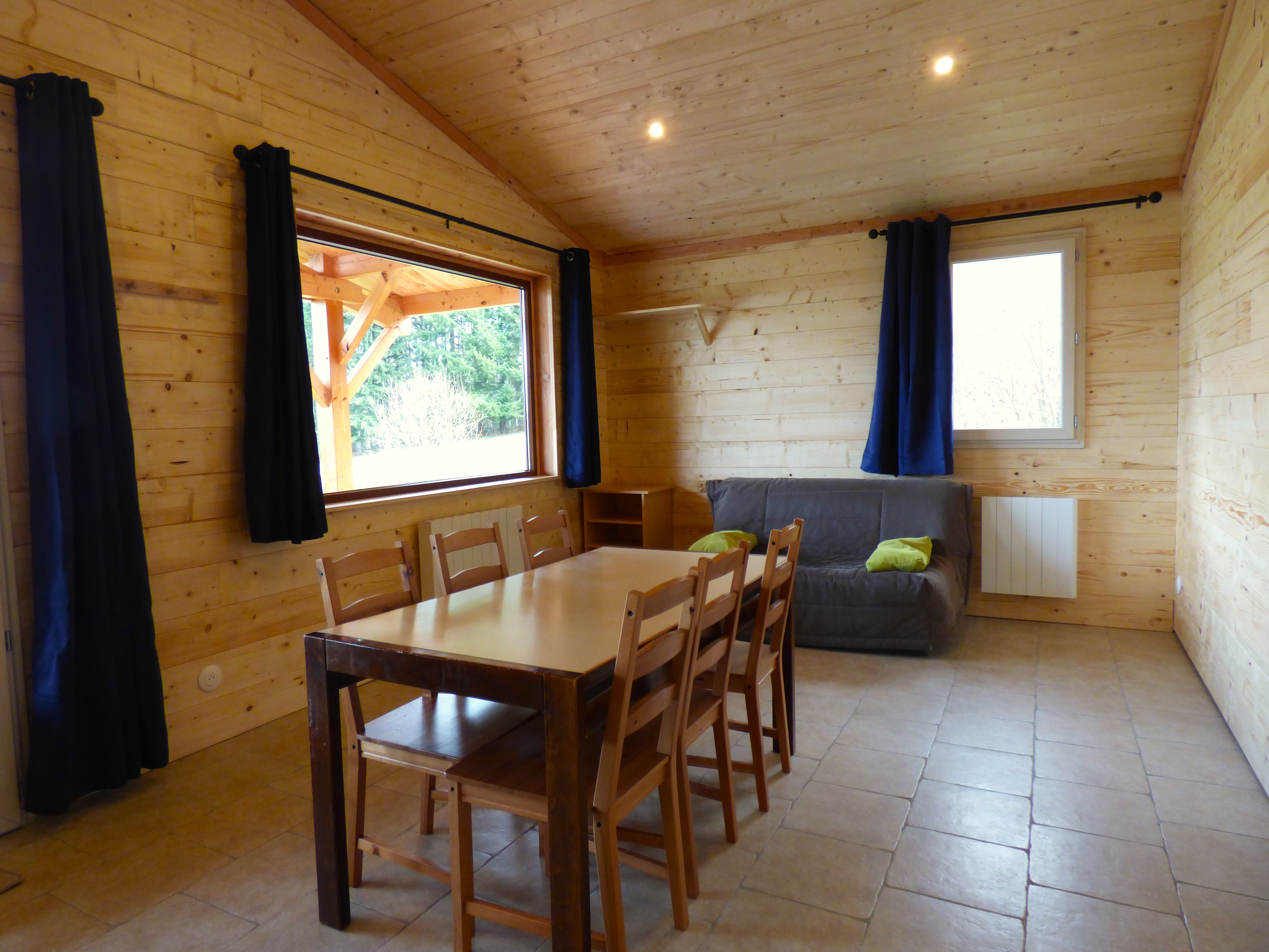 Chalet Douglas : une évasion romantique avec vue sur le lac à Condat-En-Combraille — cuisine