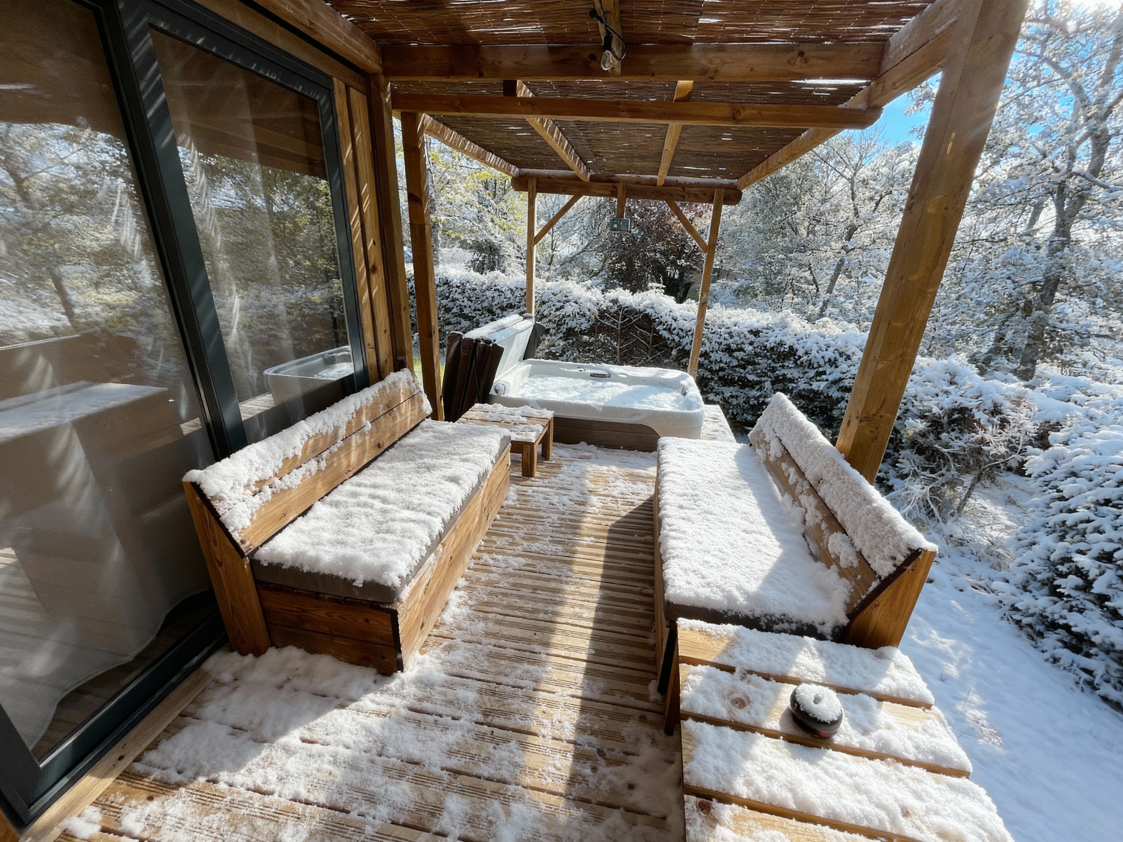 HY•Lødge Spa-4pers N°6 — Cabane avec spa privatif à Vosges à Épinal — espace de vie