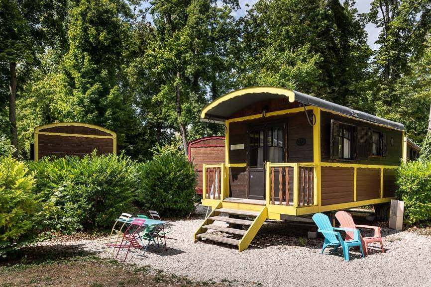 Séjournez dans une roulotte familiale Premium au cœur de la Champagne-Ardenne à Bar Sur Aube — vue intérieure