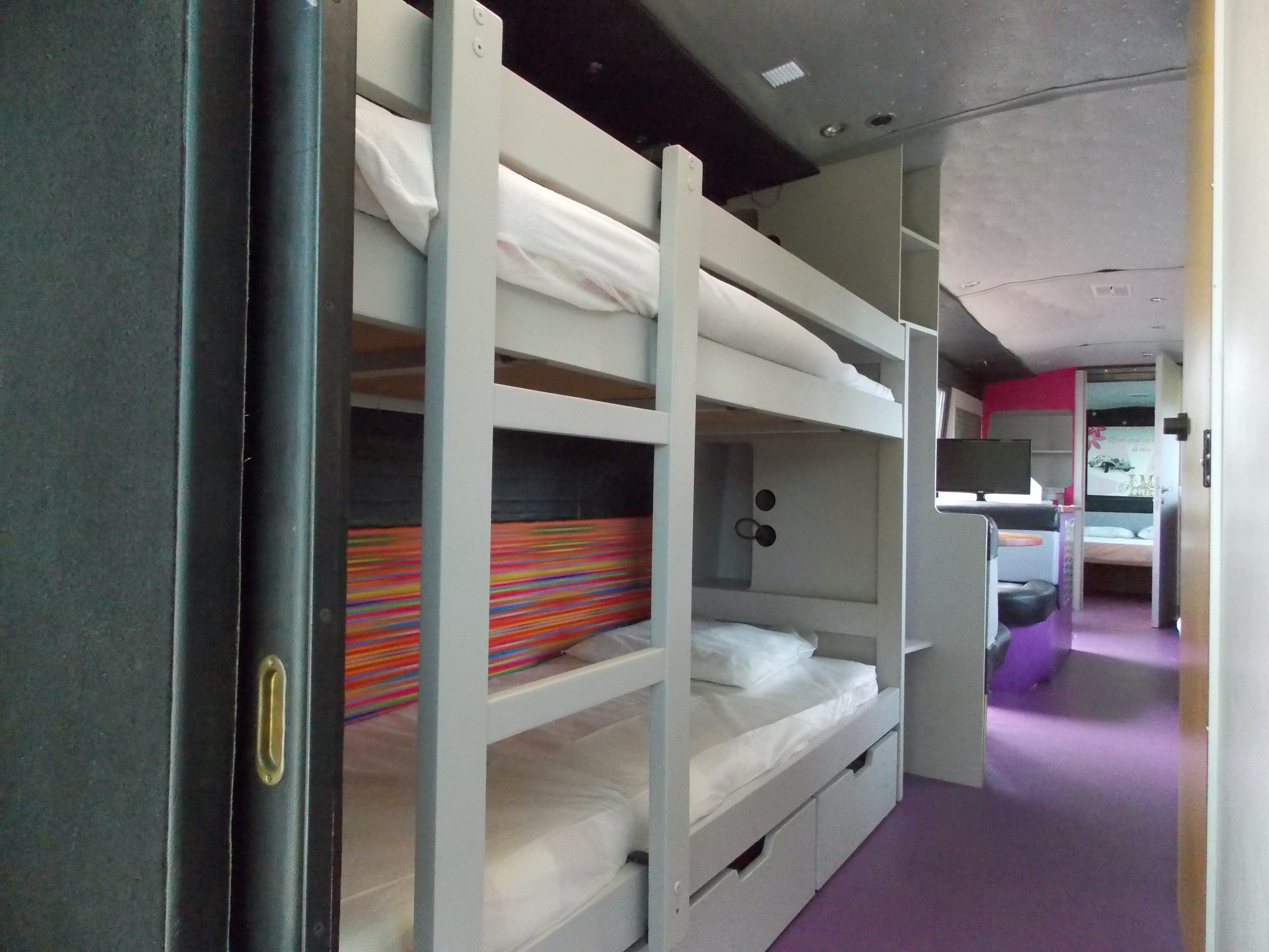 Le Bus Vip Star — Hébergement insolite avec spa à Saint-Michel-Chef-Chef à Saint-Nazaire — cuisine