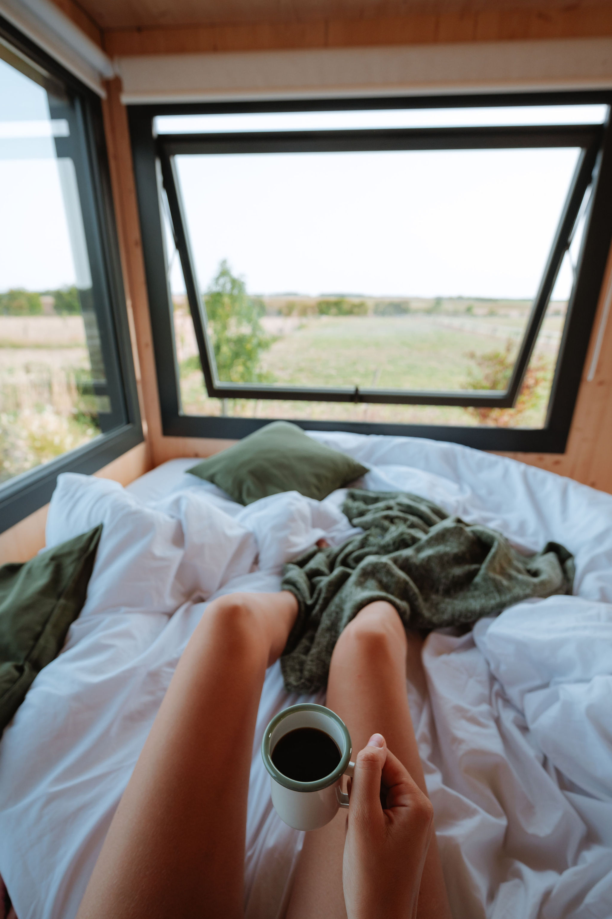 Une escapade insolite dans une Tiny House en Bourgogne à La Celle St Cyr — espace de vie
