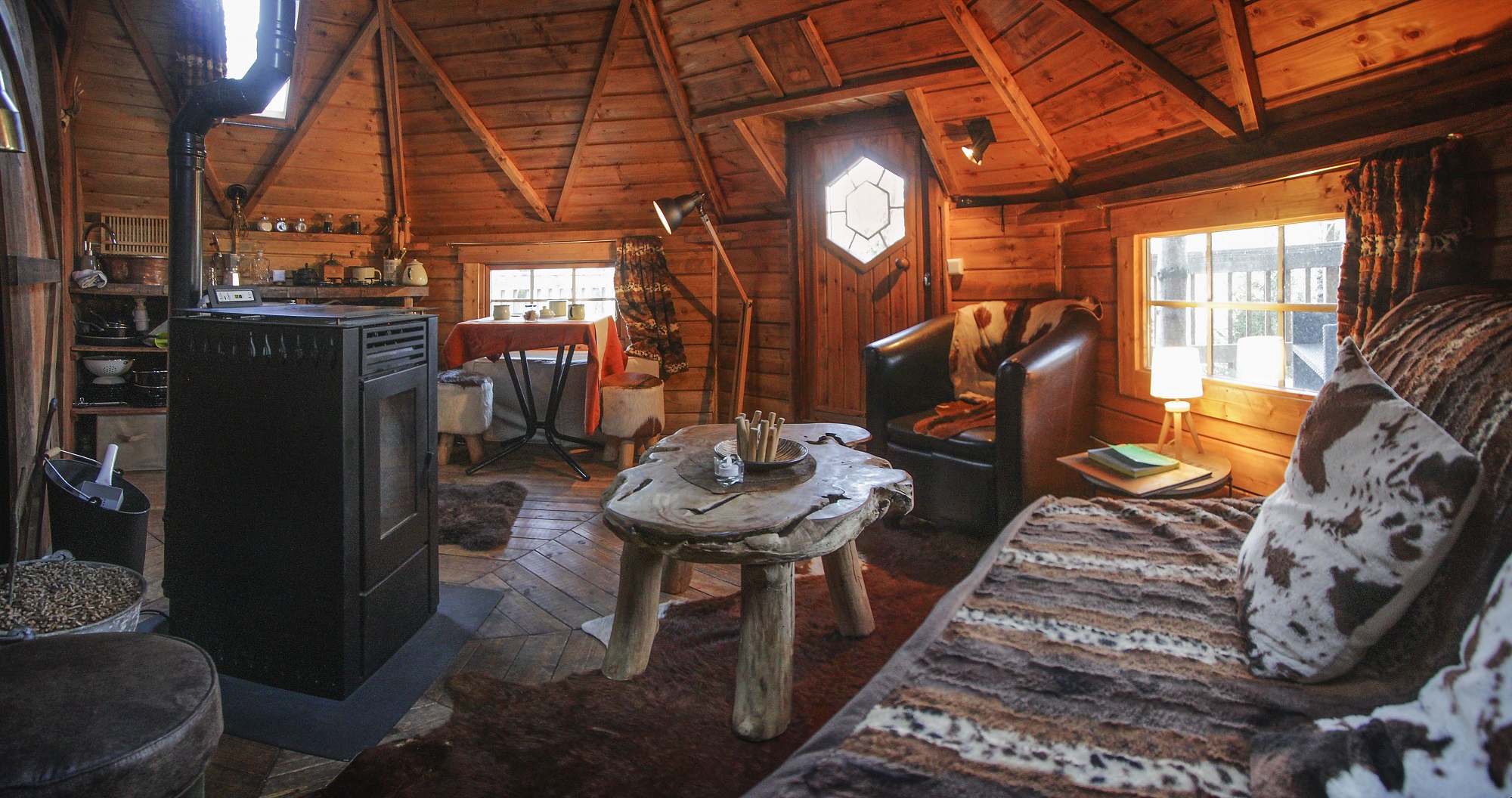 Cabane sur pilotis avec spa des Trappeurs en Auvergne à Cheylade — chambre