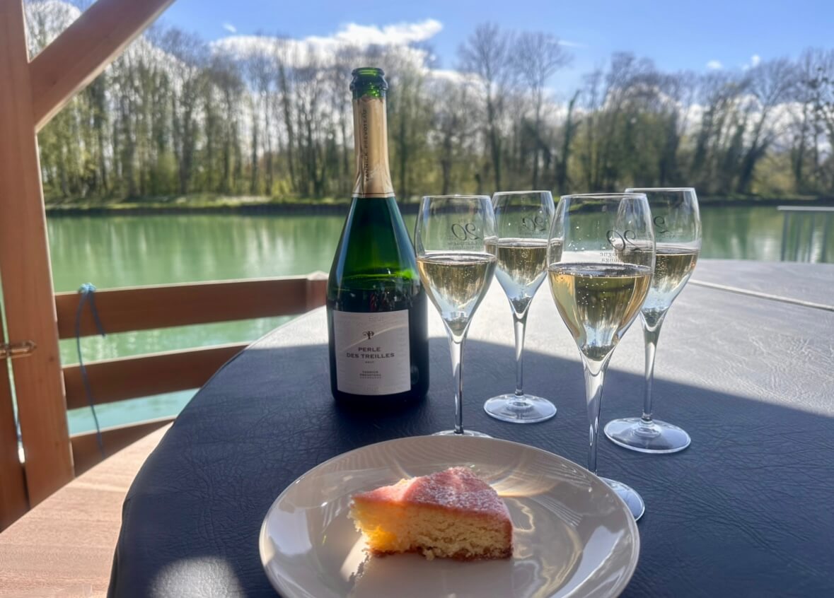 House Boat avec spa : une croisière sensorielle en Champagne à Ay Champagne — cuisine