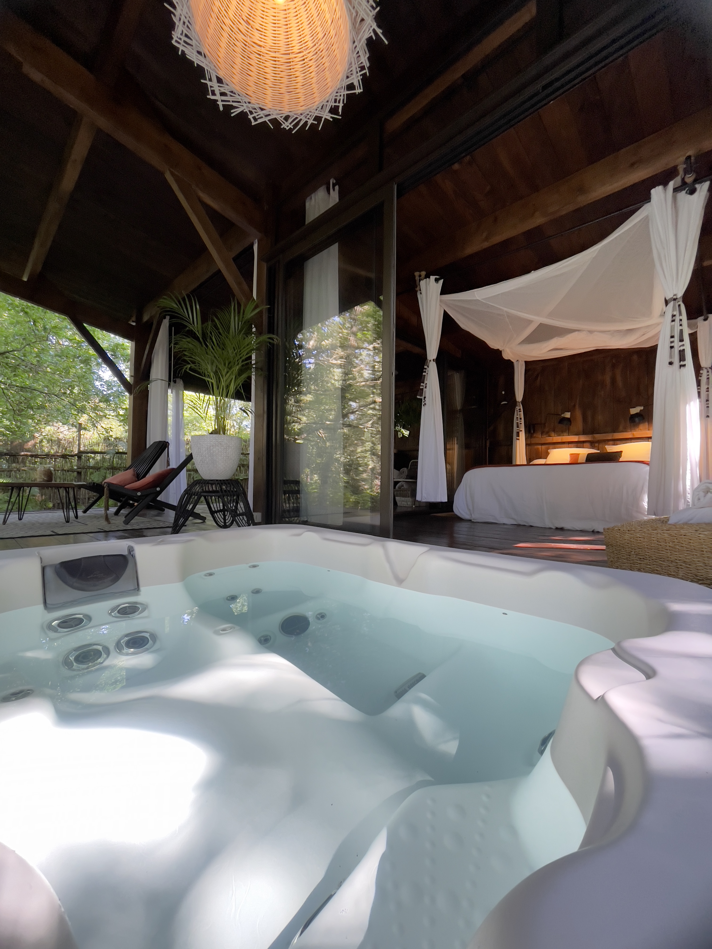 Le Lodge et son Spa : une cabane immersive en Aquitaine à Origne — vue depuis la terrasse