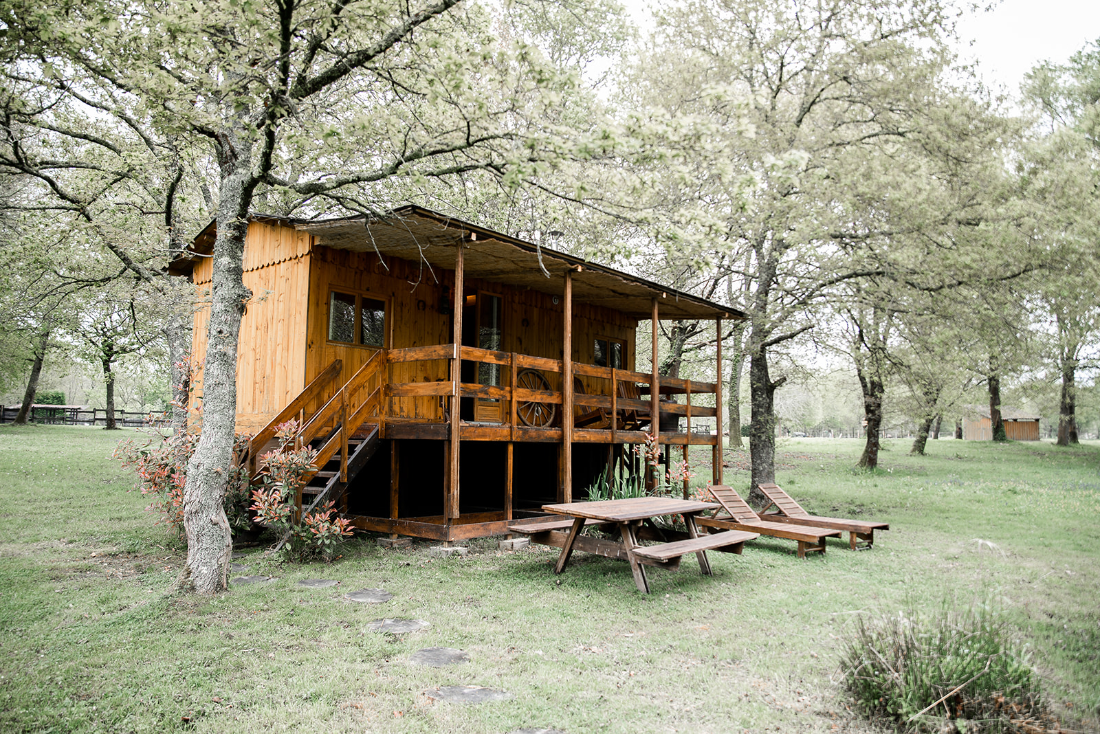 La Cabane du Cow-Boy : une expérience immersive dans un ranch western à Saint Paul En Born — détail architectural