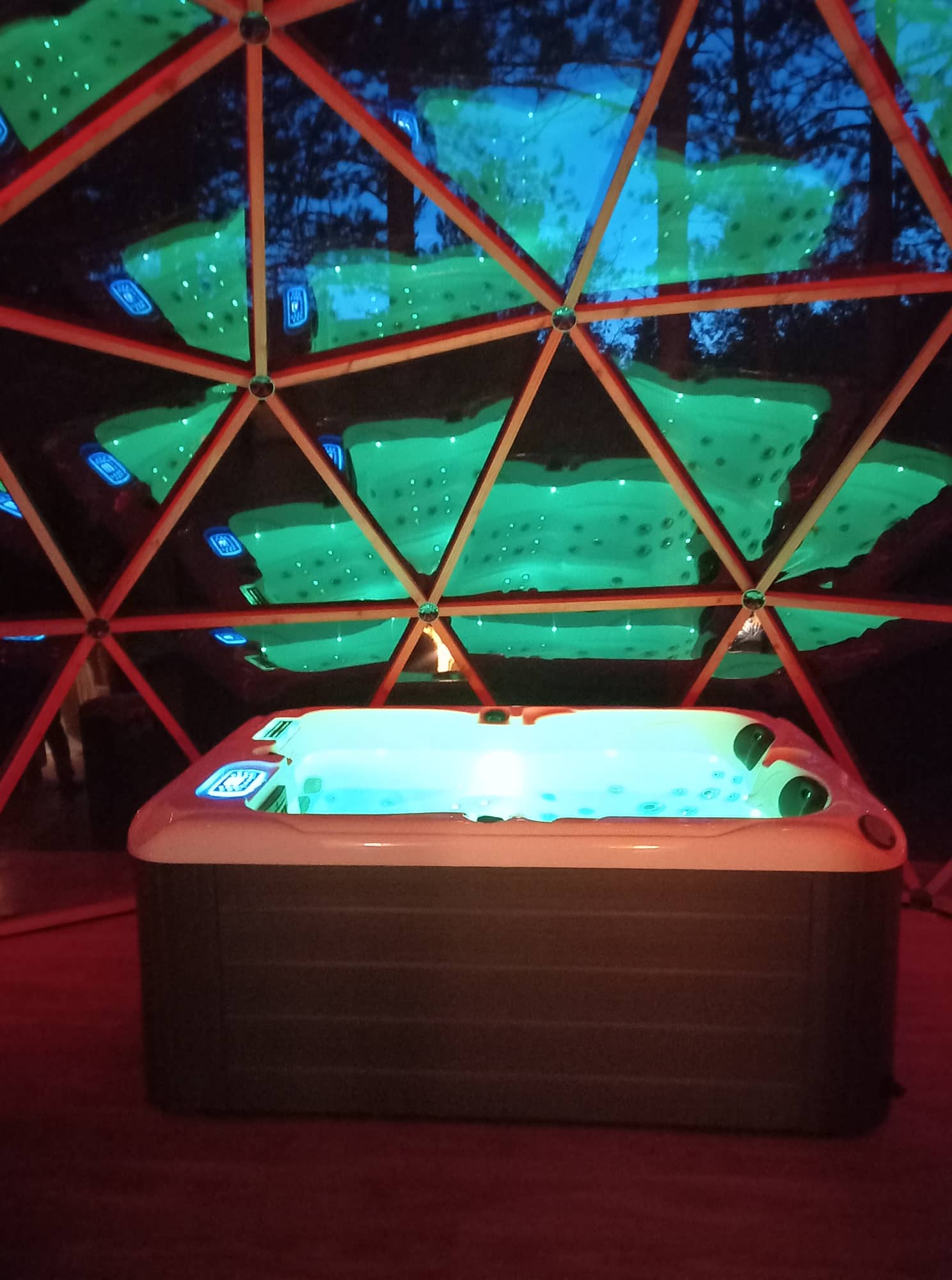 Évasion romantique dans une cabane bulle avec spa en pleine nature à Saint Pierre D’Argençon — salle de bain