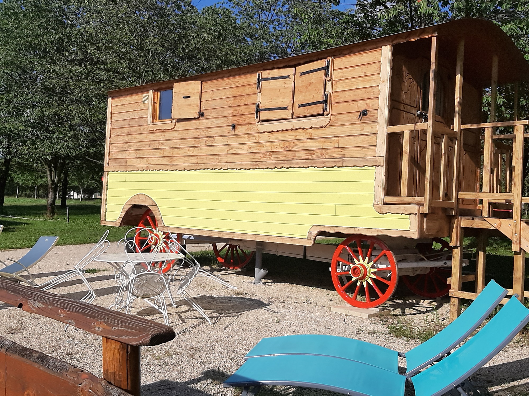 Roulotte Maquisarde — Séjour bohème avec spa à Vercors (Drôme) à Saint-Jean-En-Royans — chambre