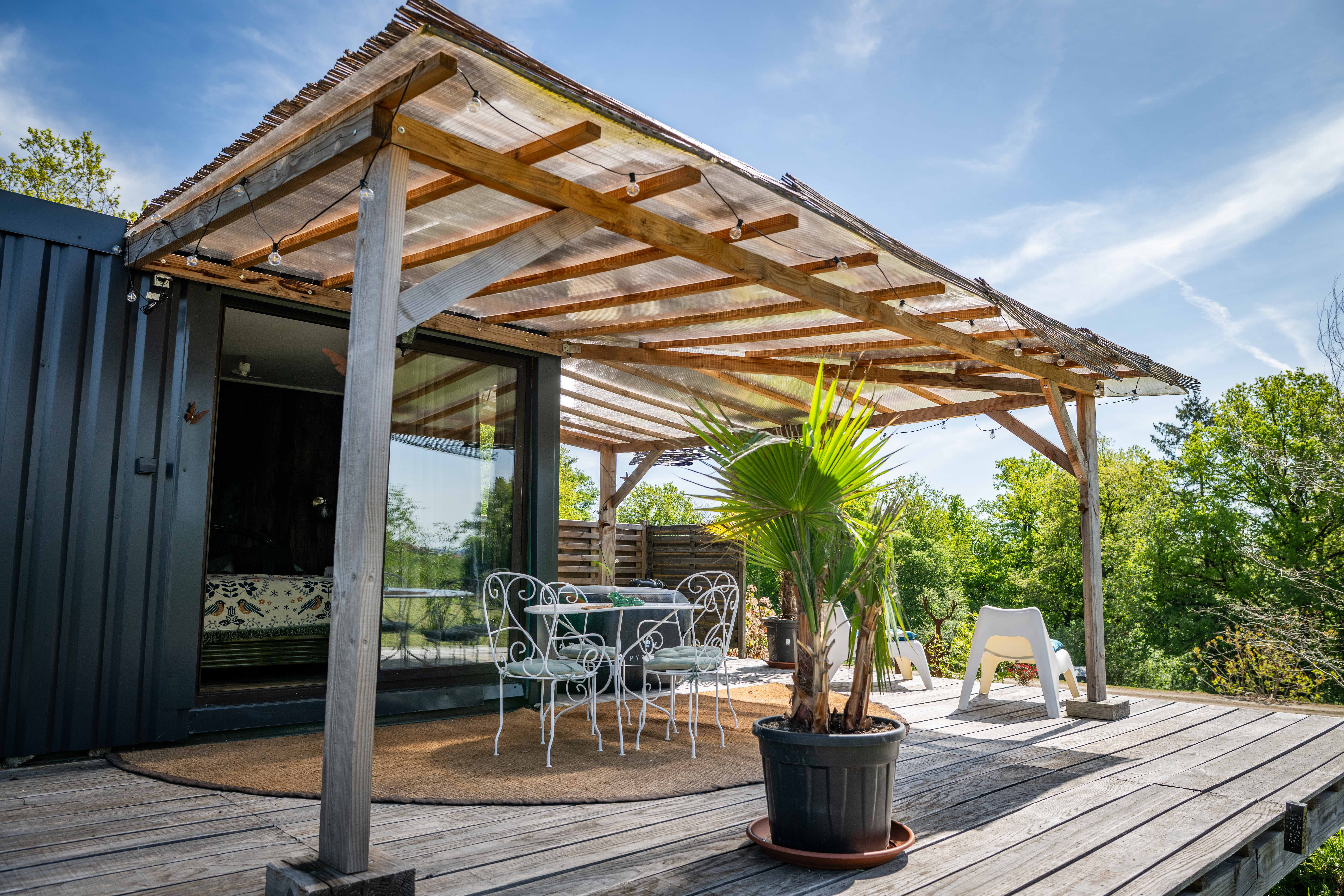 Container Gaïa & Spa : une immersion insolite en Bourgogne à Saint Germain Des Champs — détail architectural