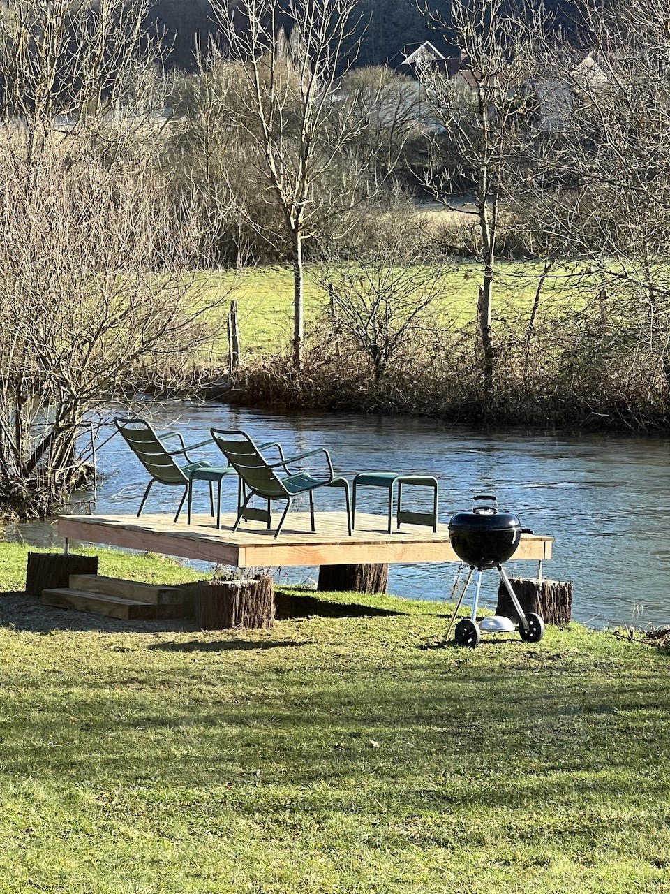 Cabane sur pilotis avec bain nordique en Bourgogne à Frénois — espace de vie