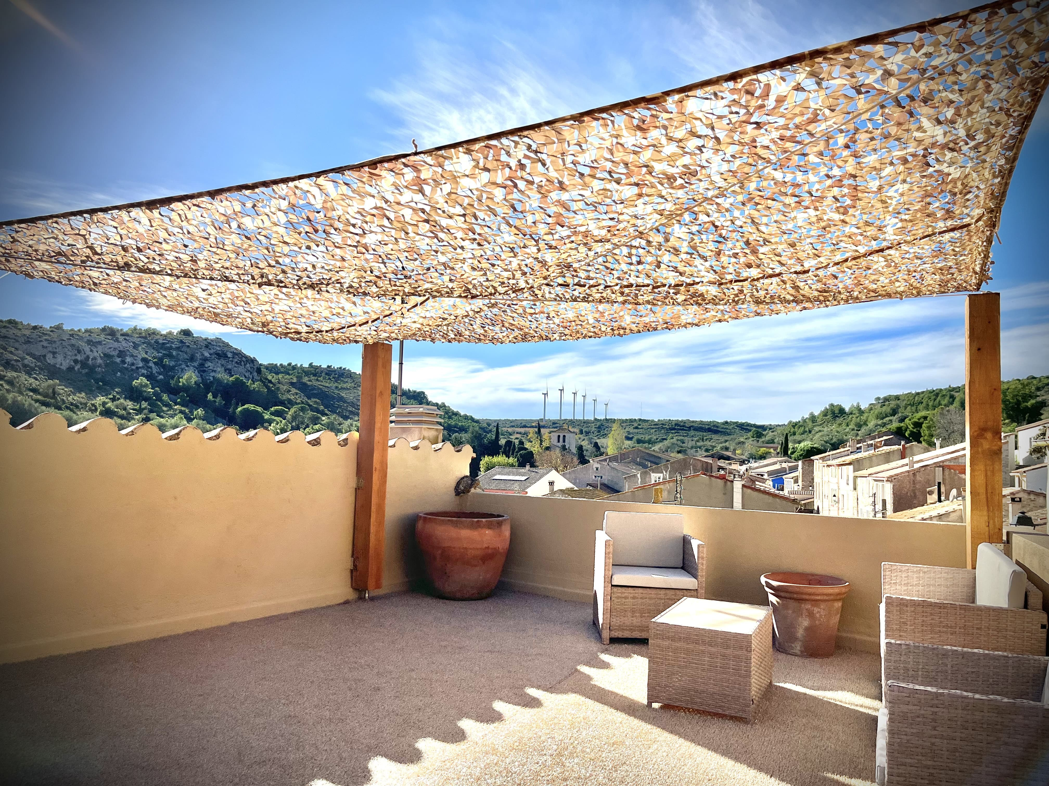 Escapade troglodyte à FITOU — Grotte avec terrasse panoramique à Fitou — espace de vie