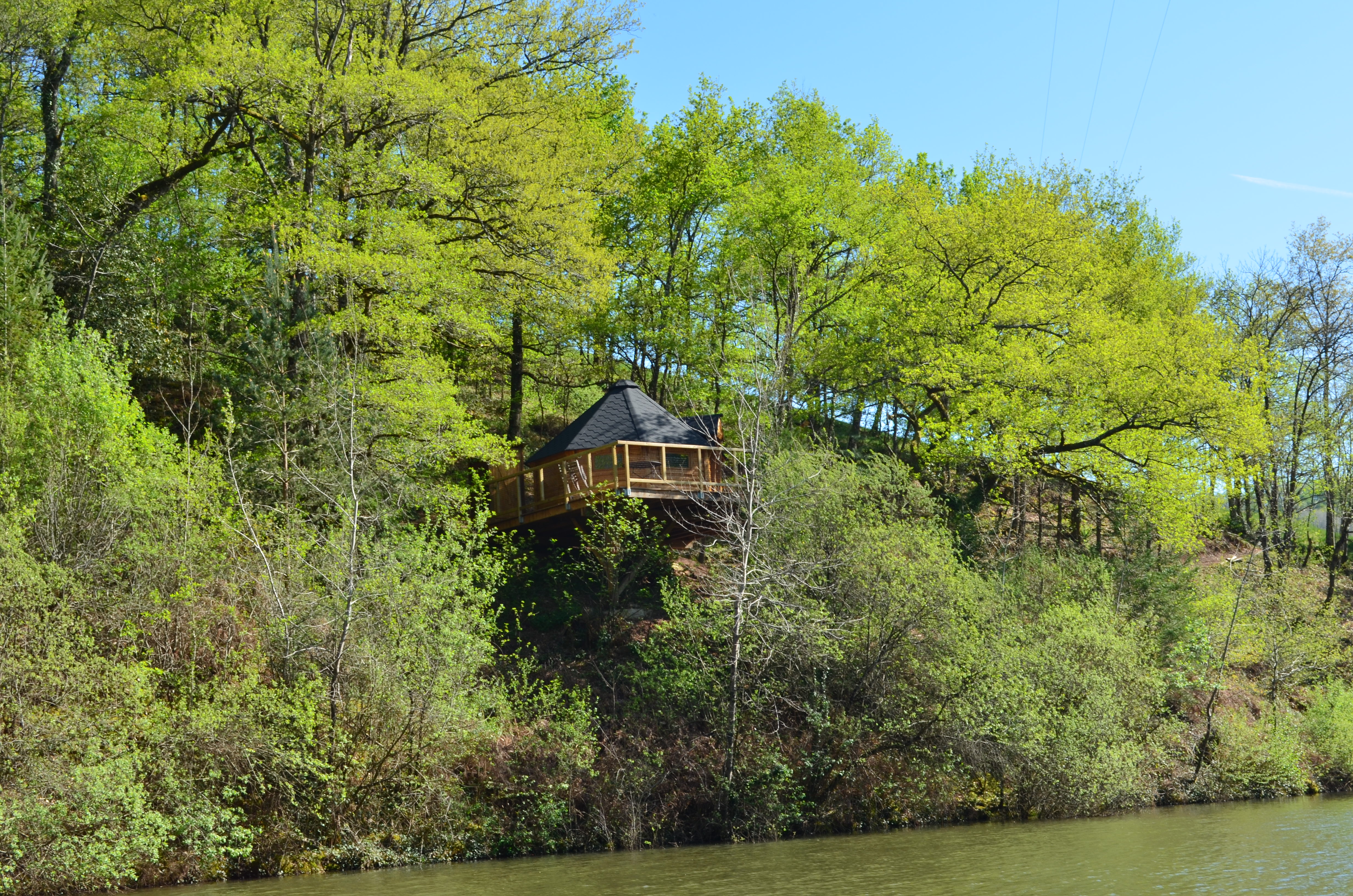 Cabane perchée l'Hirondelle : une escapade insolite en Aveyron à Conques-En-Rouergue — vue intérieure
