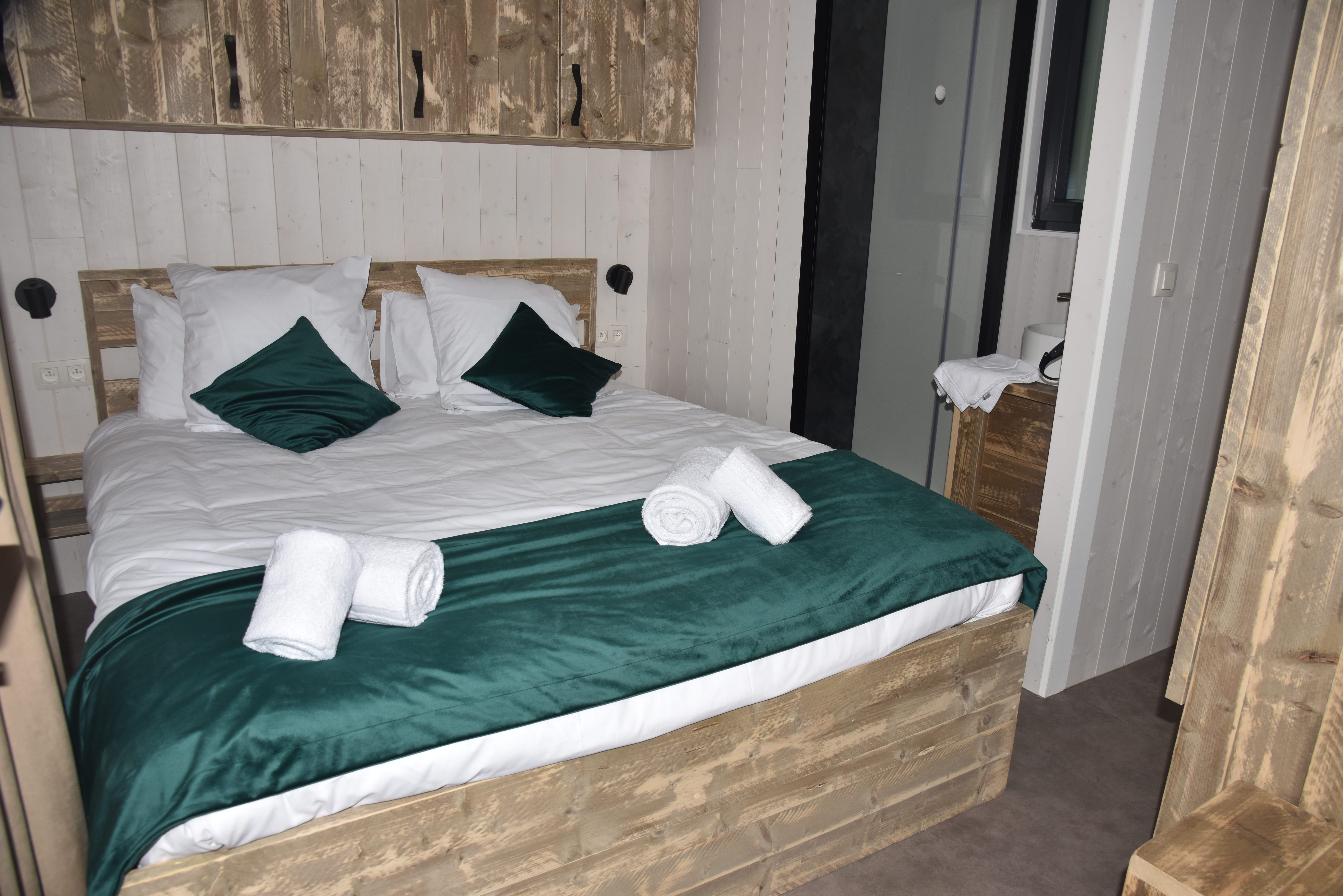 Cabane LUERN & Spa : une évasion sensorielle en Auvergne à Vic-Le-Comte — salle de bain