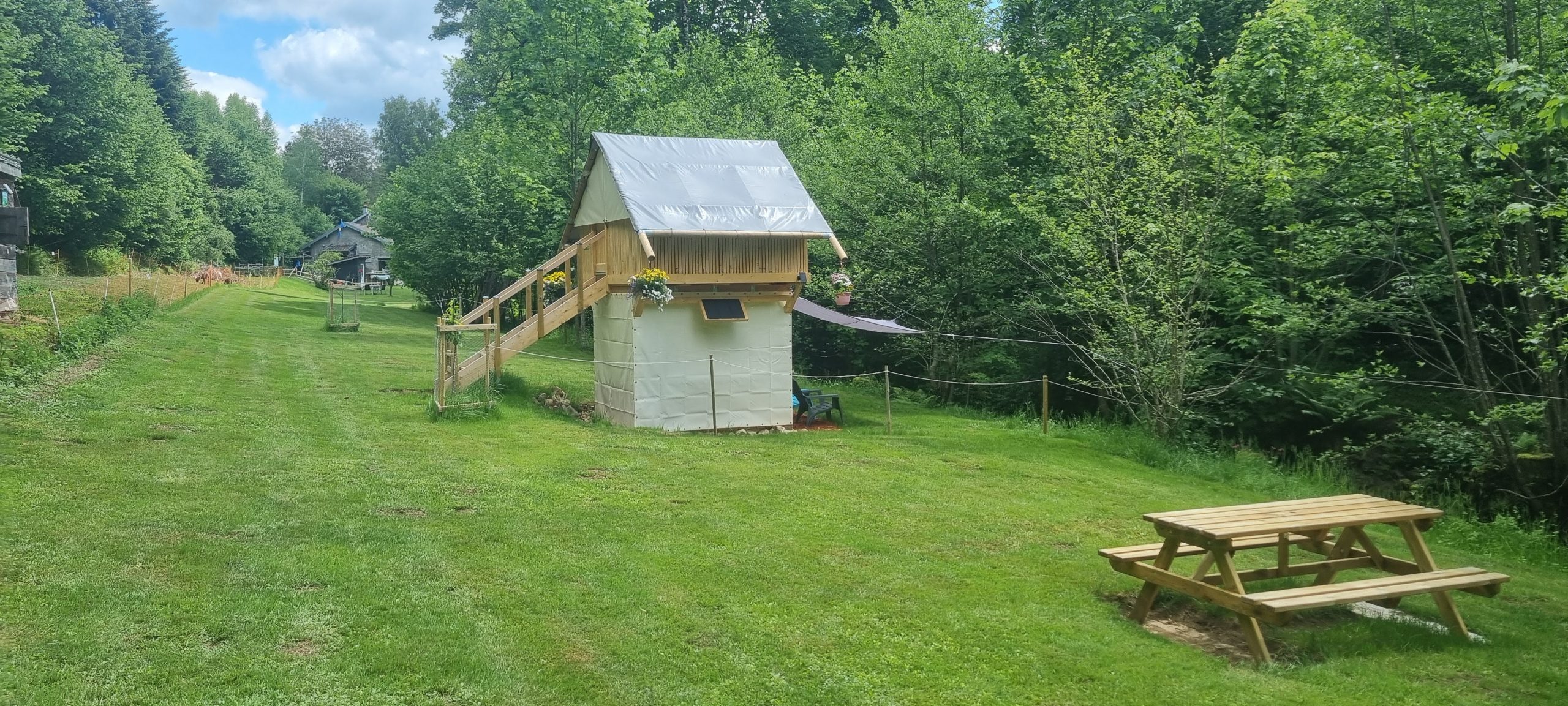 L'Araddone — Tente sur pilotis avec spa à Haute-Saône à Vesoul — détail architectural