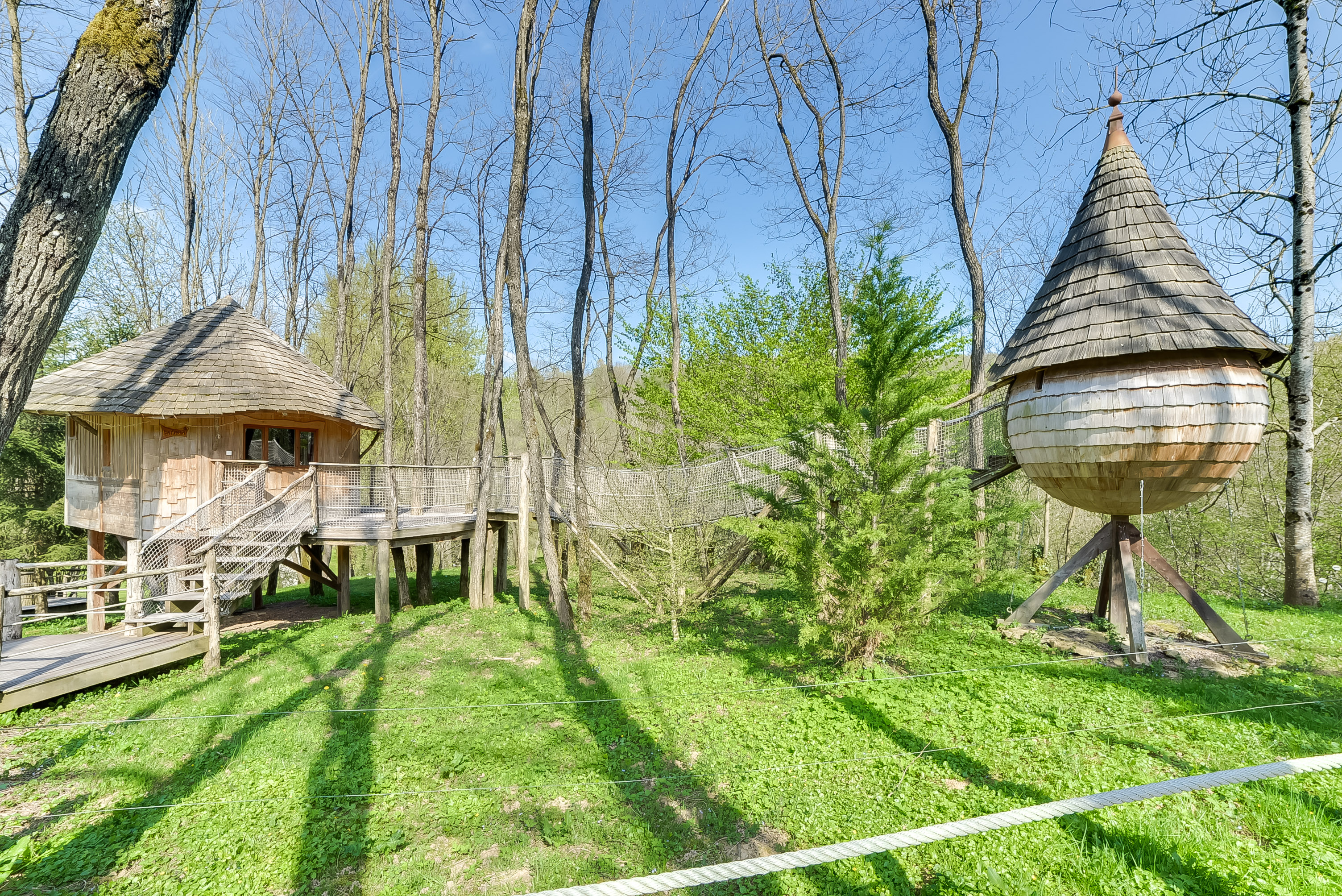 Cabane des Acacias : une expérience unique sur pilotis à Corcelle-Mieslot — vue intérieure