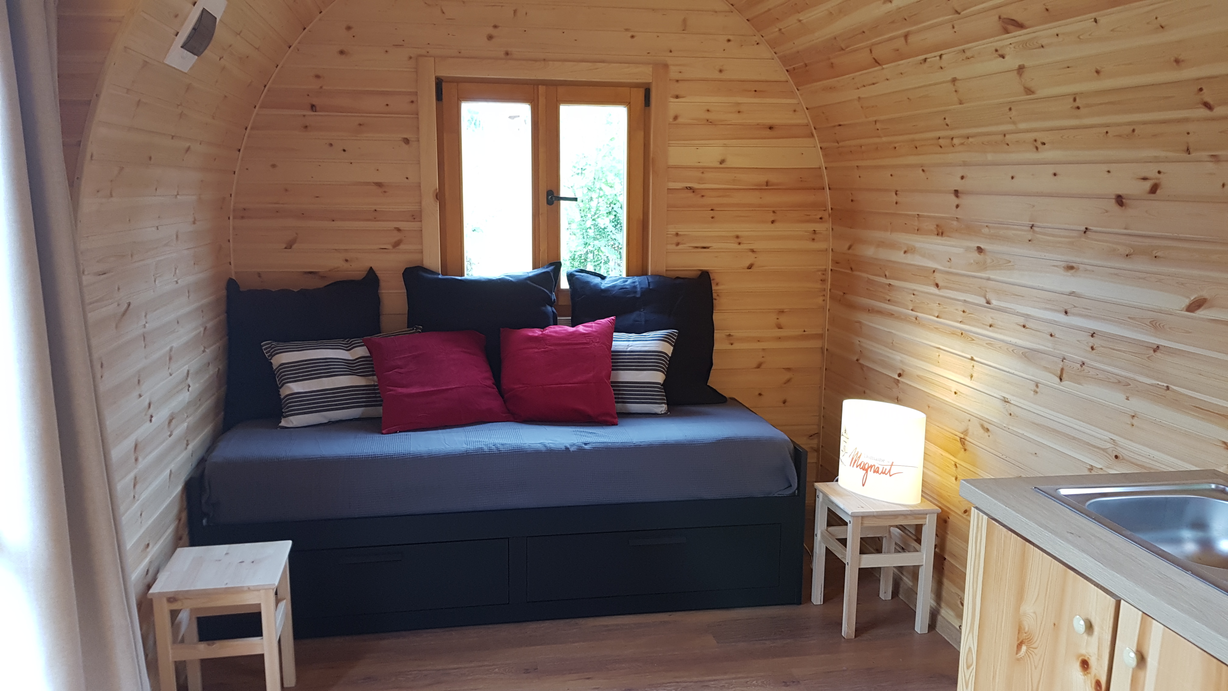 Tiny House Magnaut — Séjour cocooning avec spa à Gers à Riguepeu — vue intérieure