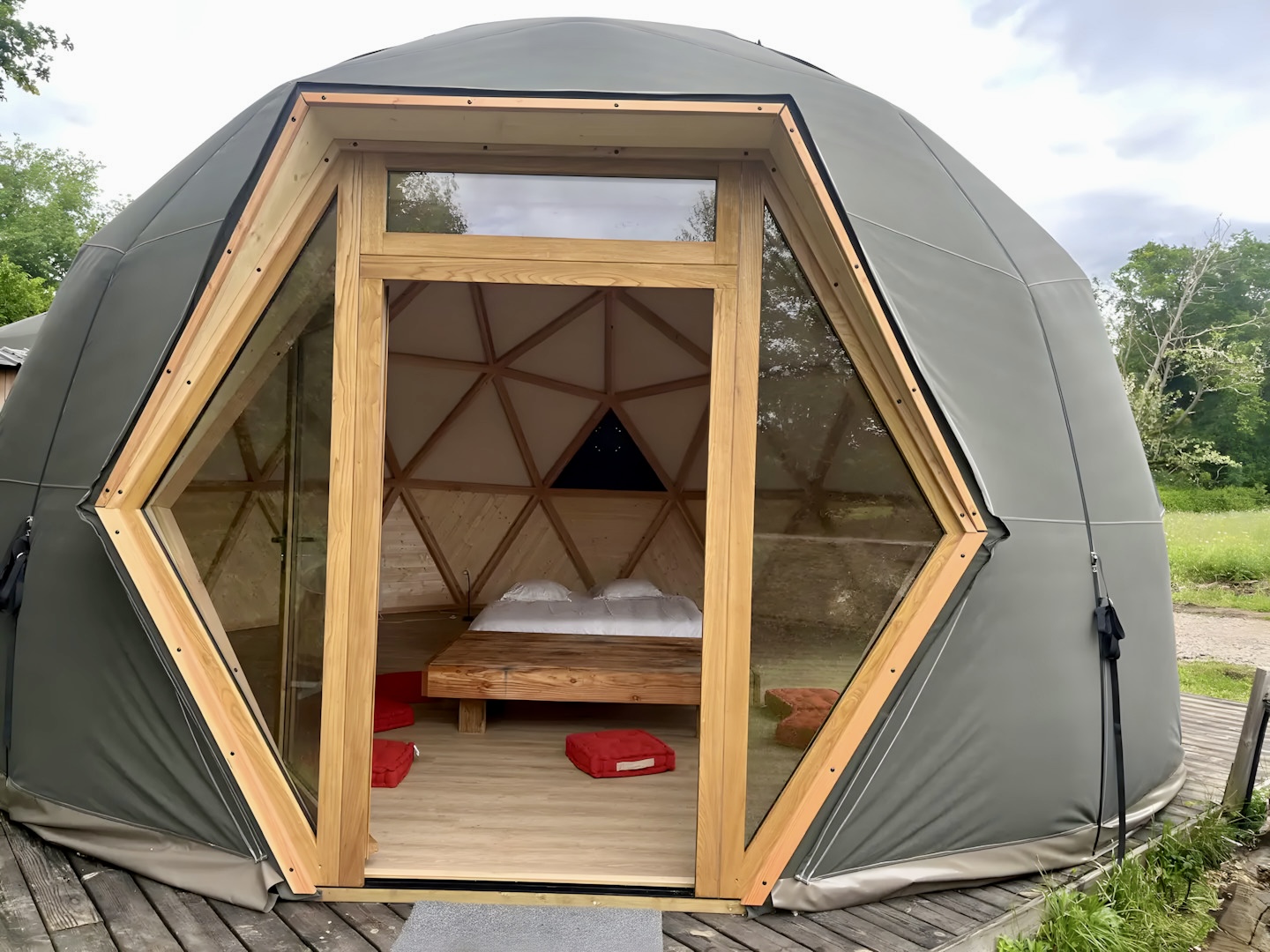Un dôme glamping au bord d'un lac privé en Aquitaine à Sadirac — vue depuis la terrasse