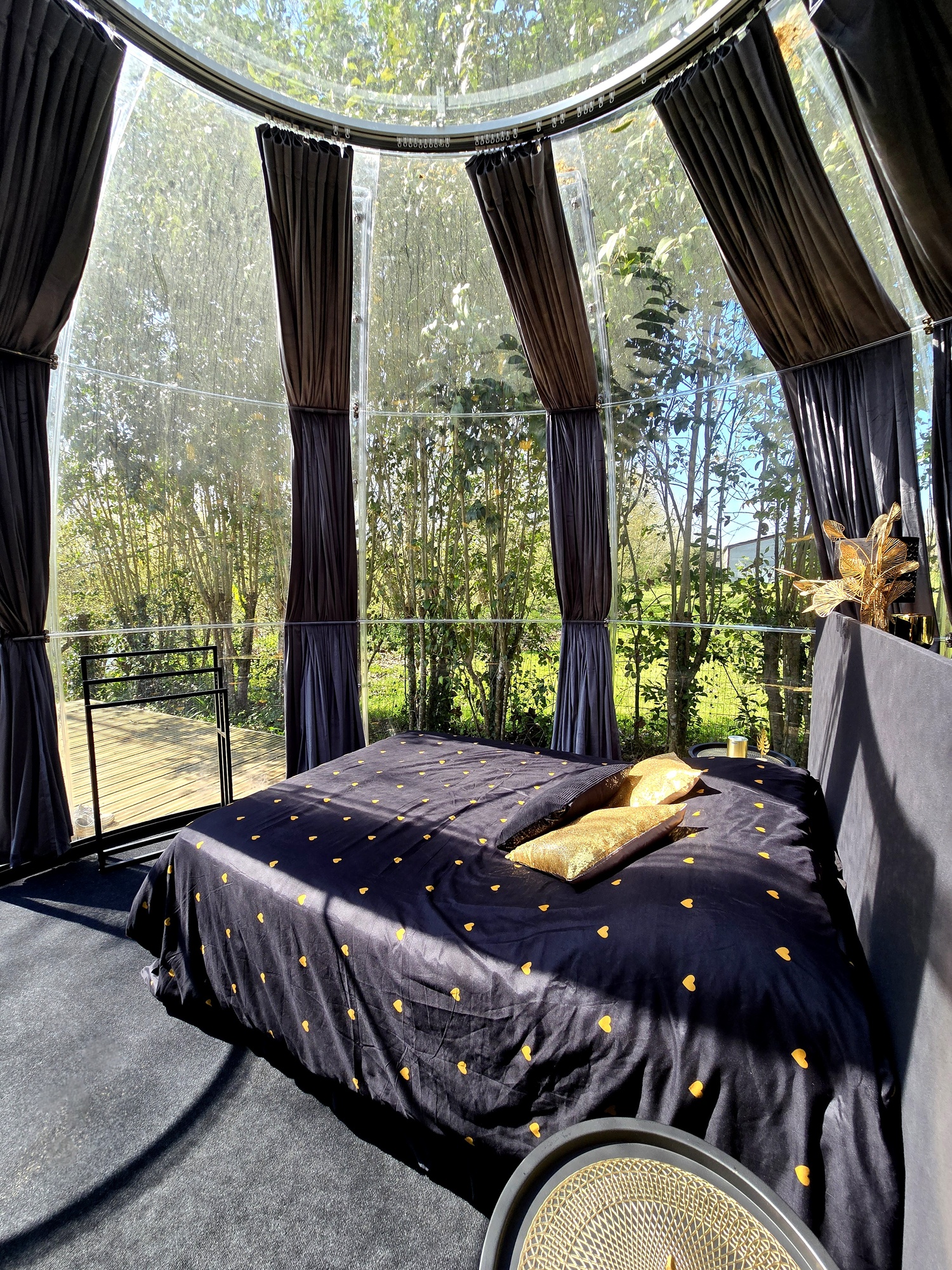 Bulle Spa Aphrodite — Nuit magique sous les étoiles à Landes à Mont-de-Marsan — chambre
