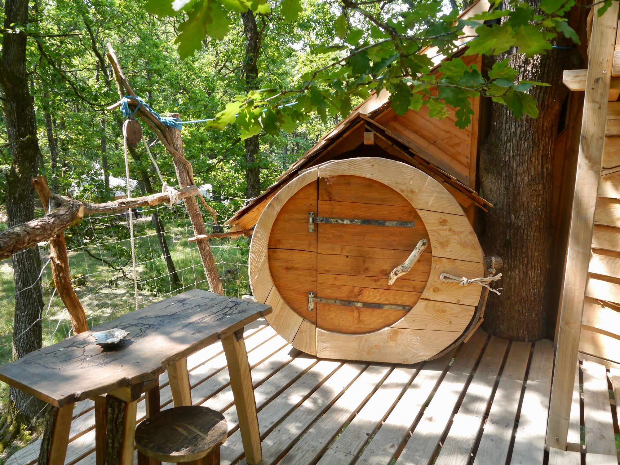 Haona Nui : une cabane dans les arbres en Lorraine à Vittel — vue intérieure