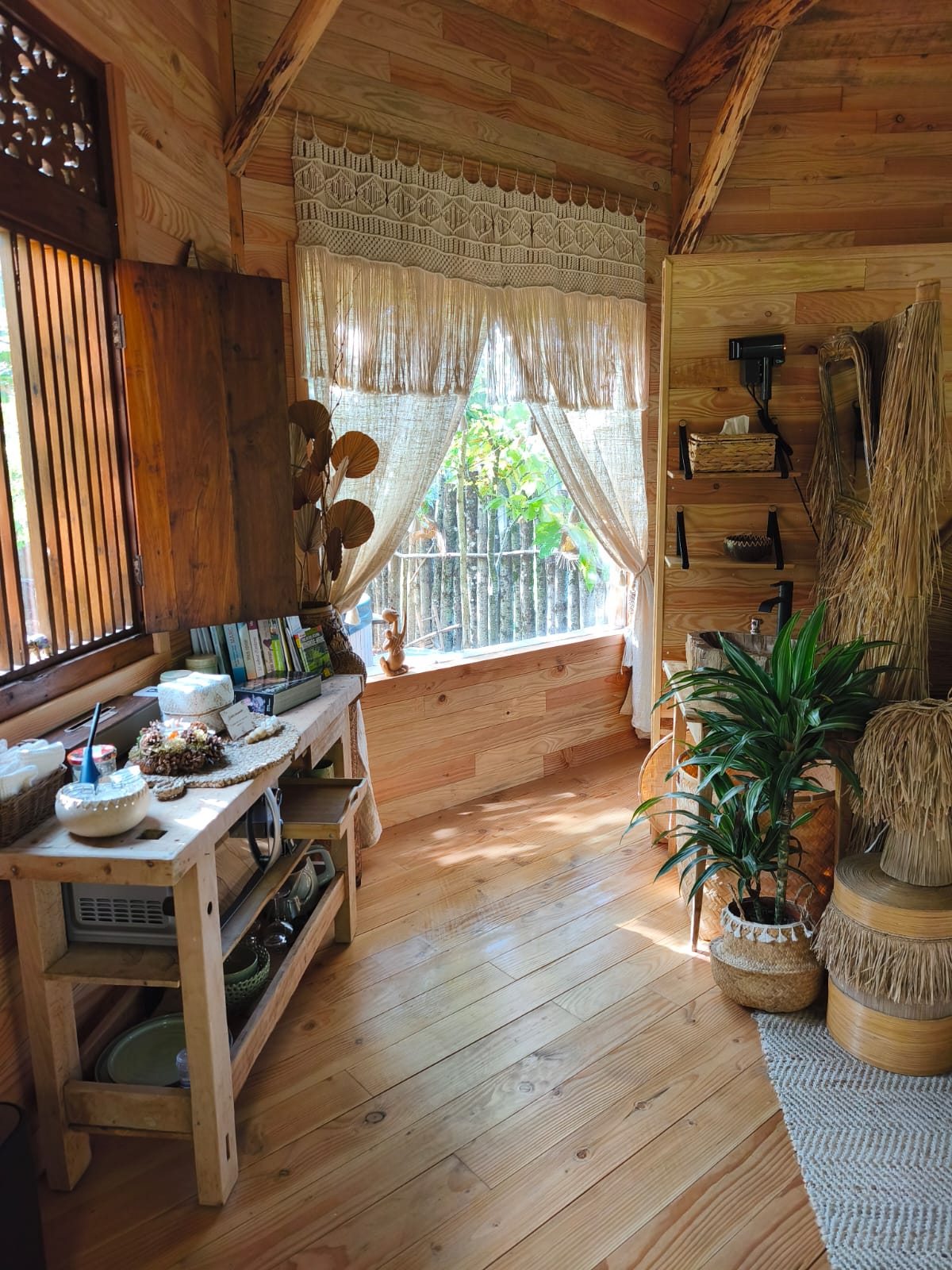 Évasion dans la cabane indonésienne avec grand bain nordique à Champfremont — vue depuis la terrasse