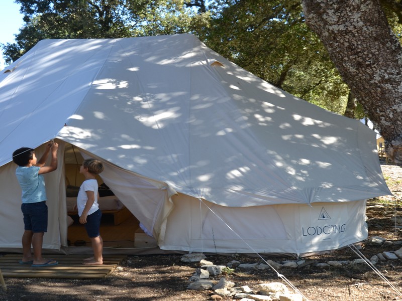 Lodge Polaris — Tente lodge avec spa à Saint-Céré (Lot) à Saint-Céré — espace de vie