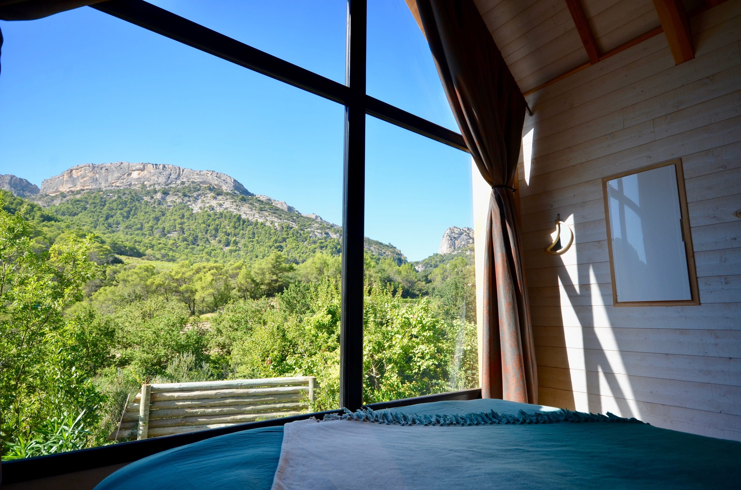 Lodge Des Dentelles — Cabane sur pilotis avec spa à Vaucluse à Lafare — chambre