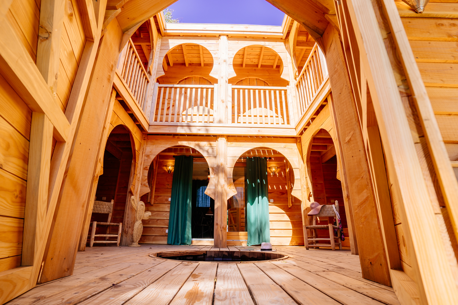 Riad avec spa : une cabane sur pilotis en Aquitaine à Le Nizan — vue intérieure