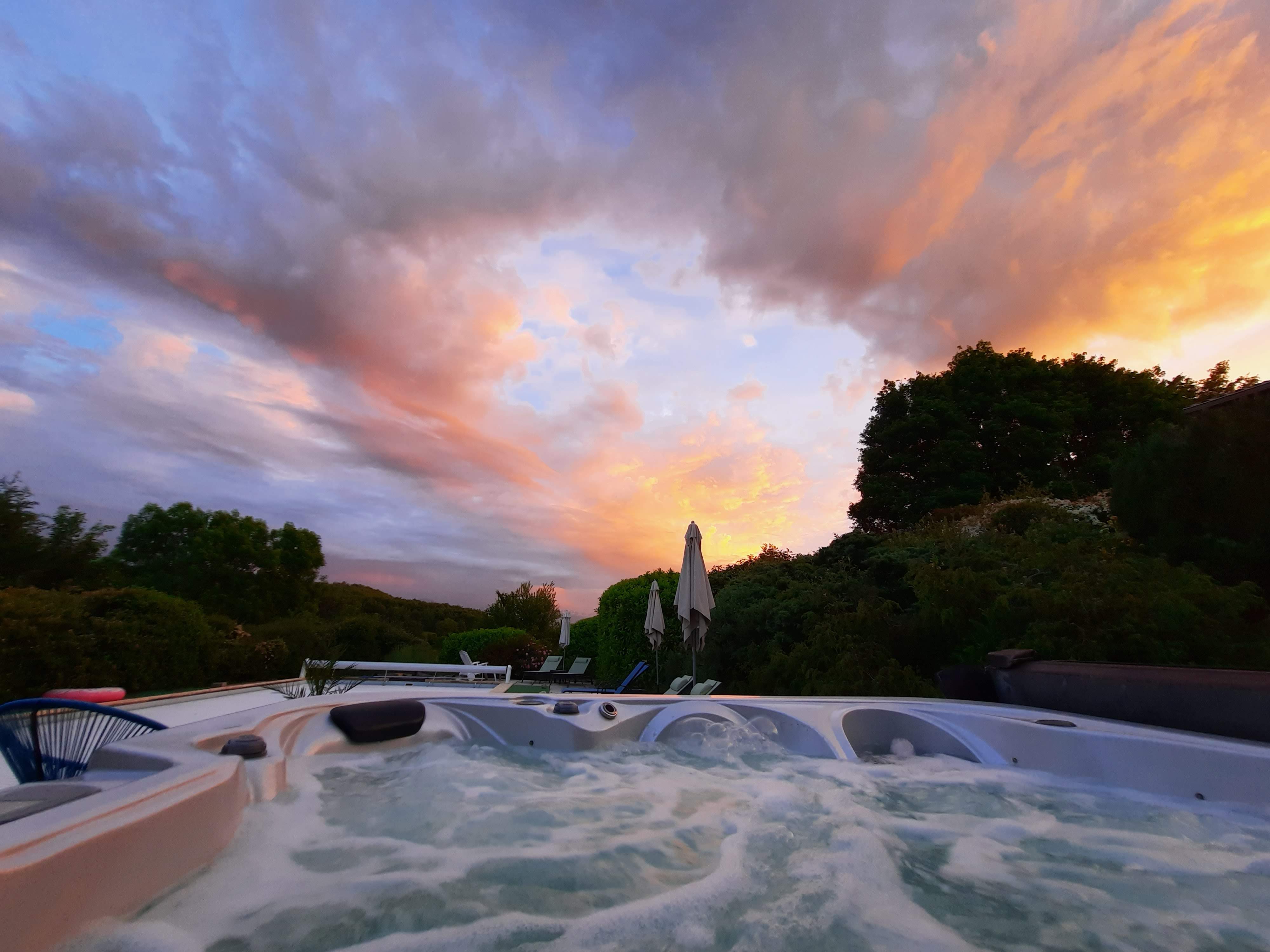 Mégapod la Bergerie Insolite — Pod avec jacuzzi à Ariège à Foix — détail architectural