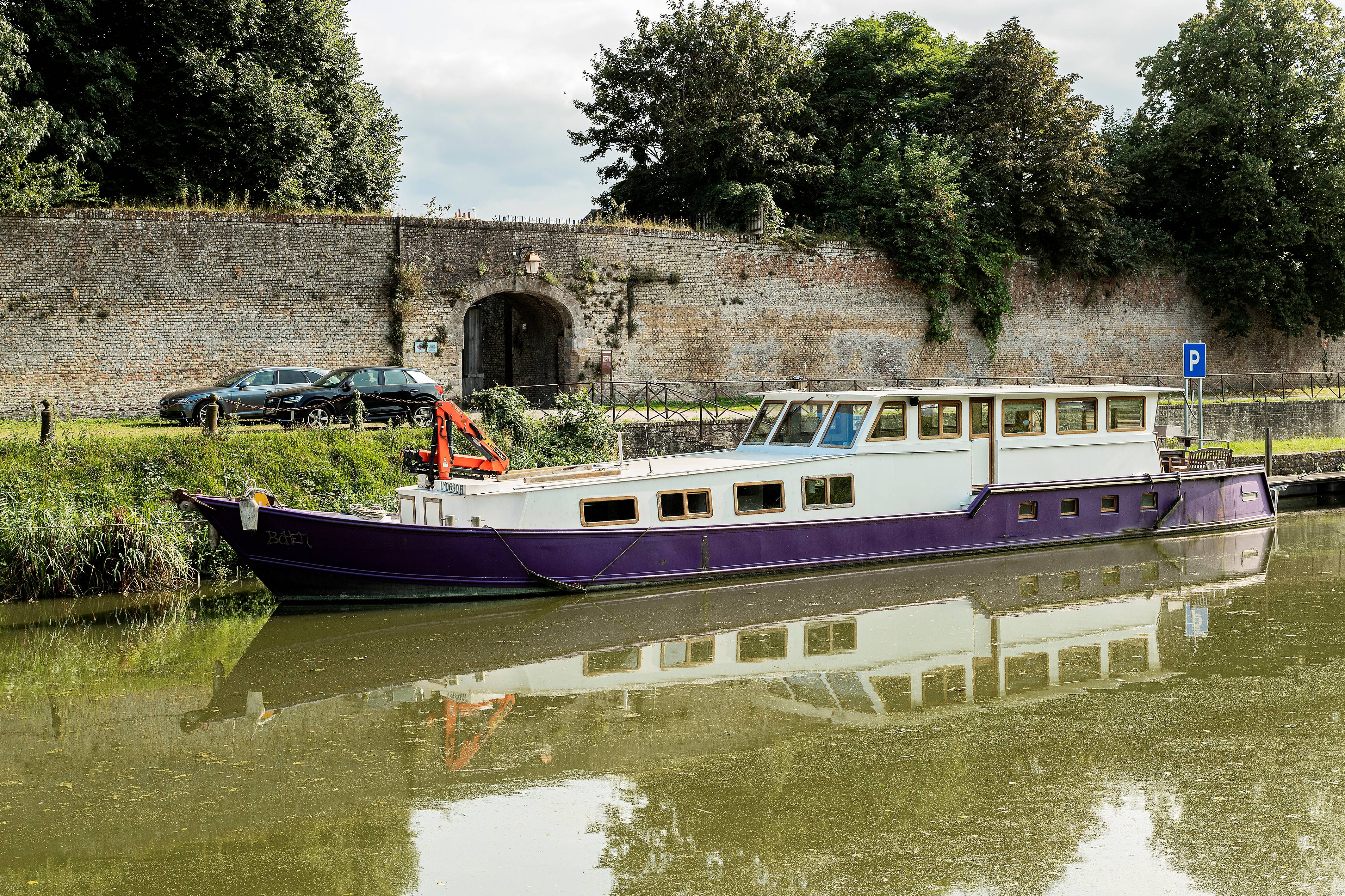 La péniche de Bergues : une expérience flottante en Hauts-de-France à Bergues — chambre