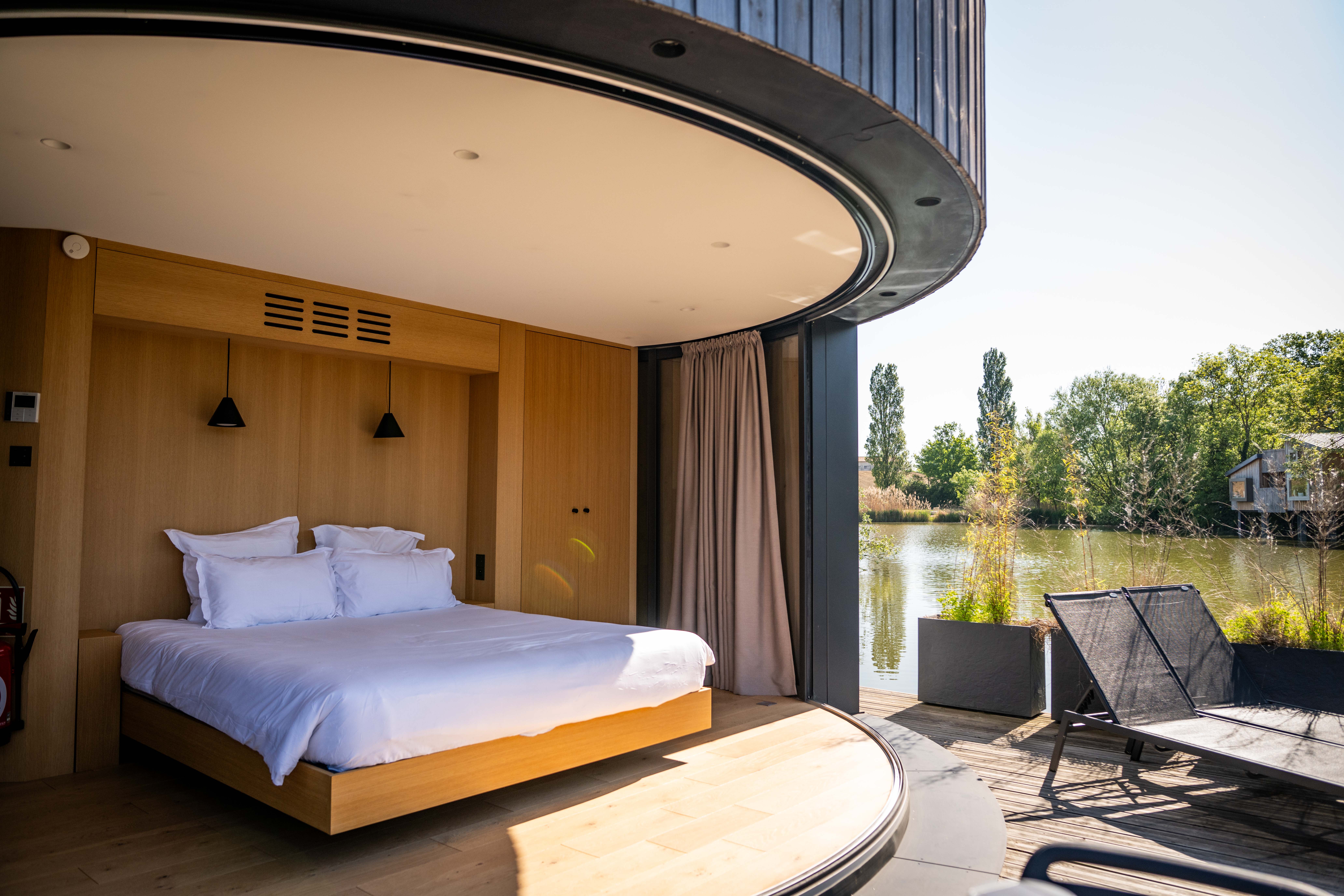 LUMIPOD SPA FLOTTANT — Cabane sur l'eau avec spa privatif à Ain à Meillonnas — espace de vie