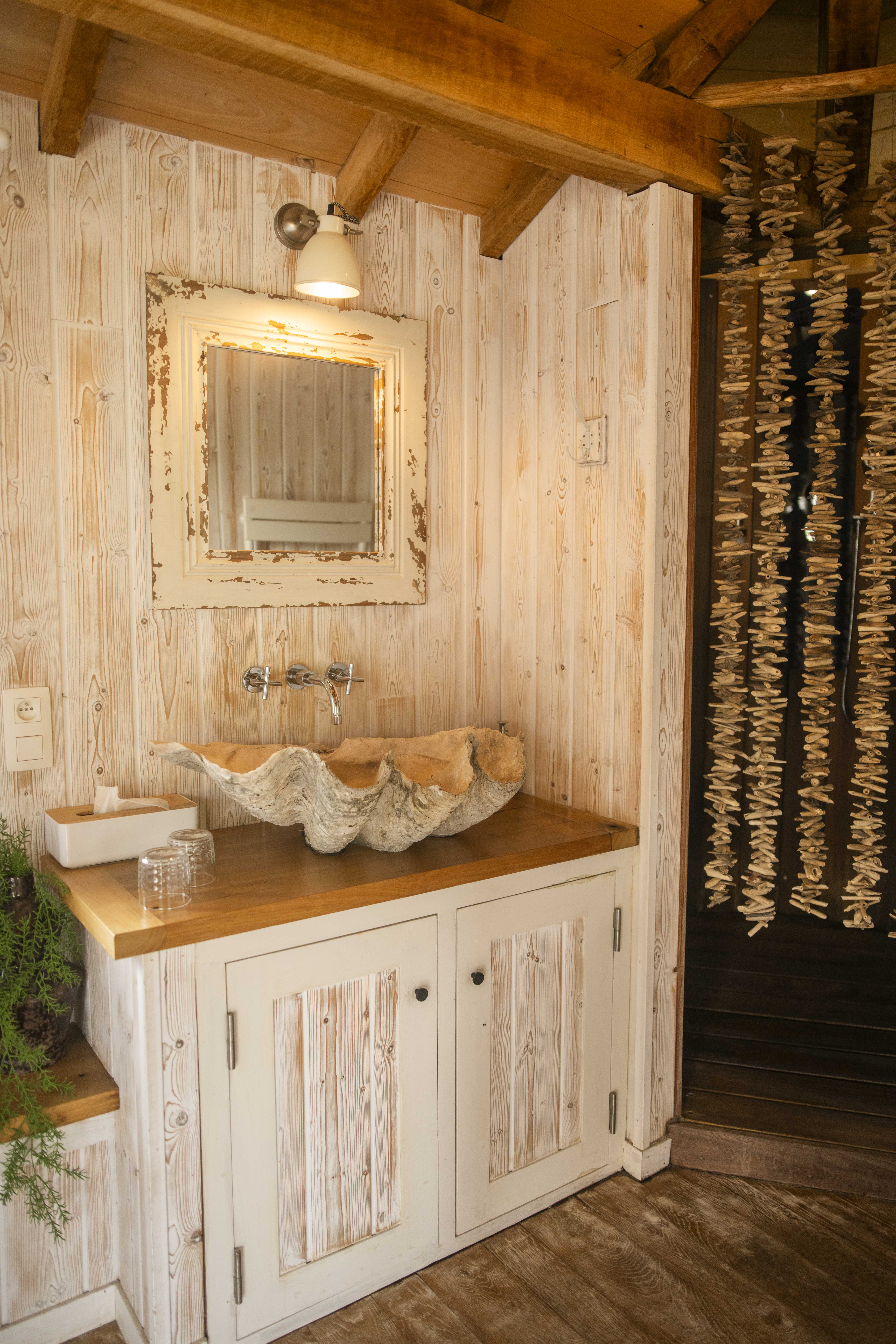 Cabane Château Biron & spa : une évasion sur l'eau en Aquitaine à Beaumontois En Perigord — vue depuis la terrasse