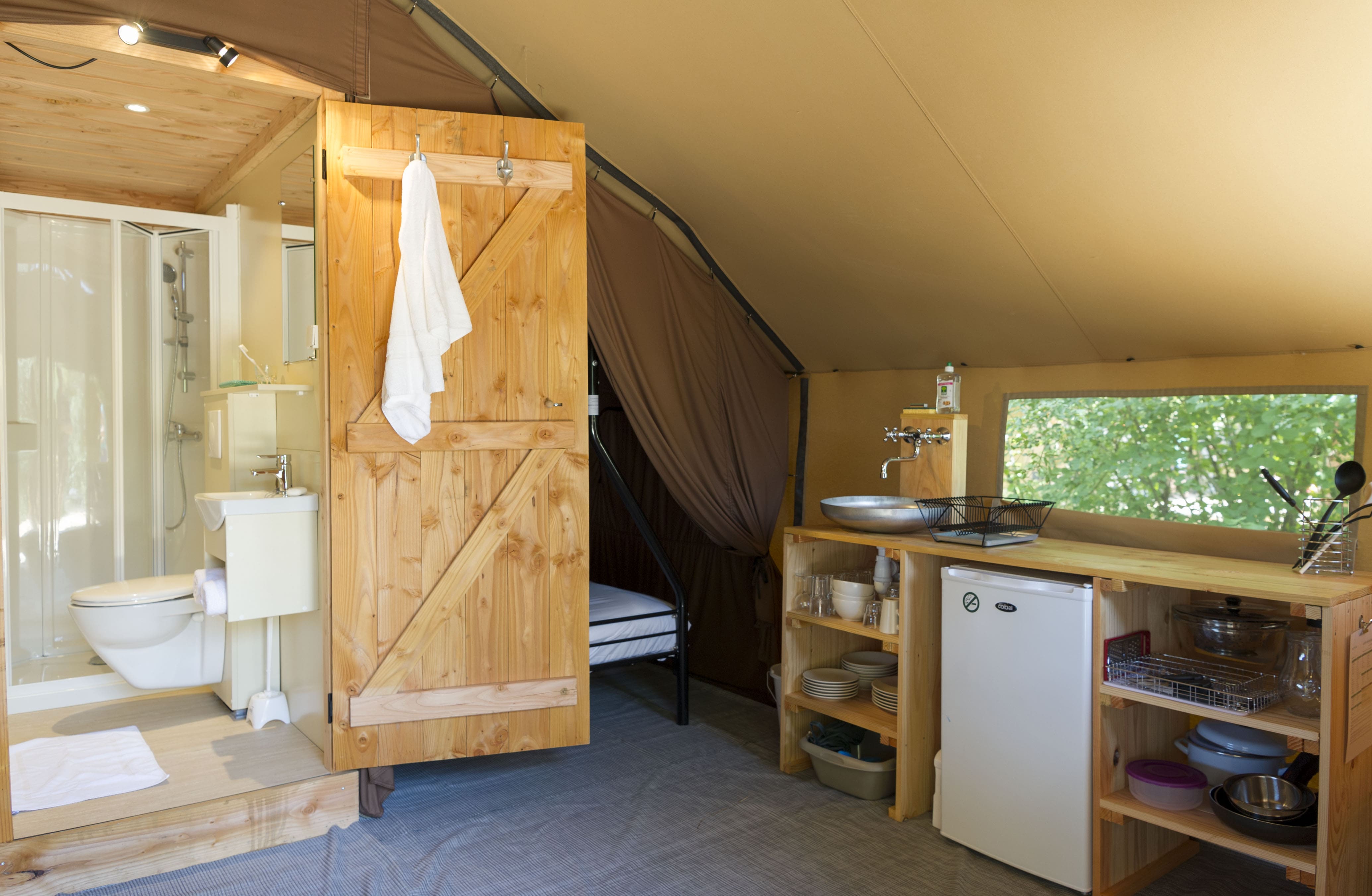 Tente Trappeur — Glamping au bord du Lac de la Siauve dans le Cantal à Saint-Genis-Les-Ollières — vue depuis la terrasse