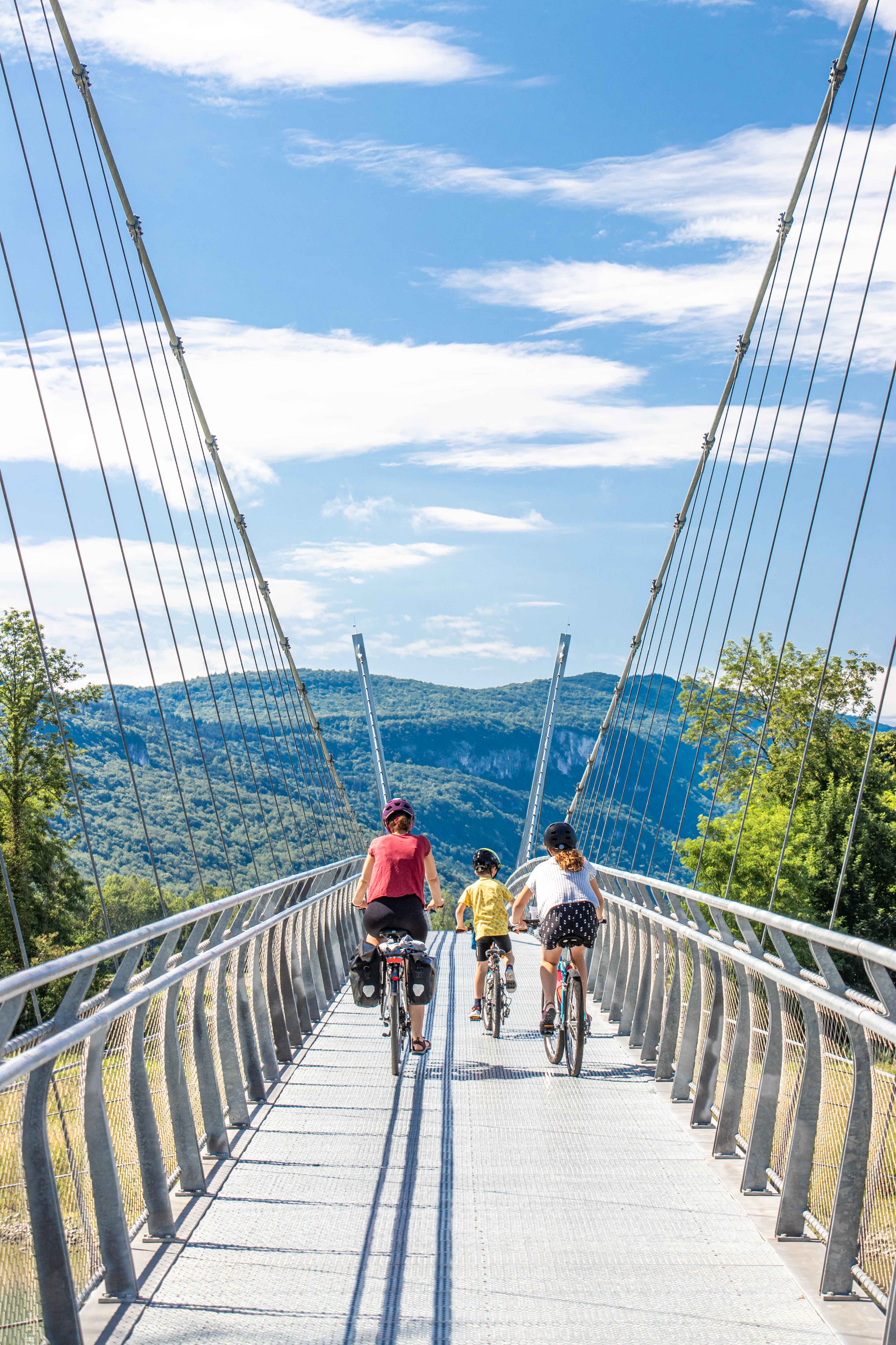 Tente-Lodge Via Rhôna : une immersion au cœur de la nature à Virignin — vue depuis la terrasse