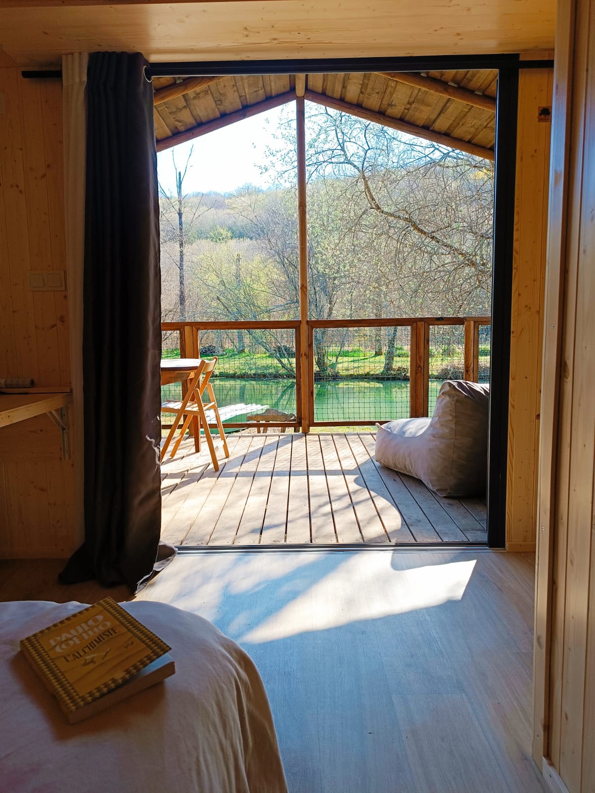 La Cabane du Héron : un lodge sur pilotis au bord de l'étang à Saint Andre Allas — cuisine
