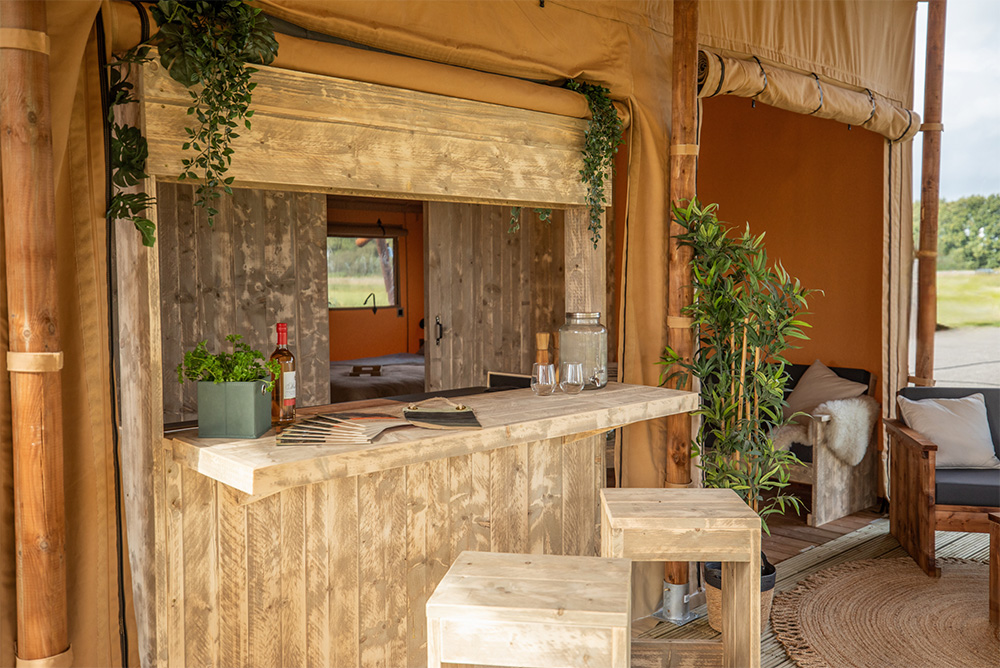 Glamping Lodge 4 personnes — Tente lodge avec spa à Aude à Gaja-et-Villedieu — cuisine