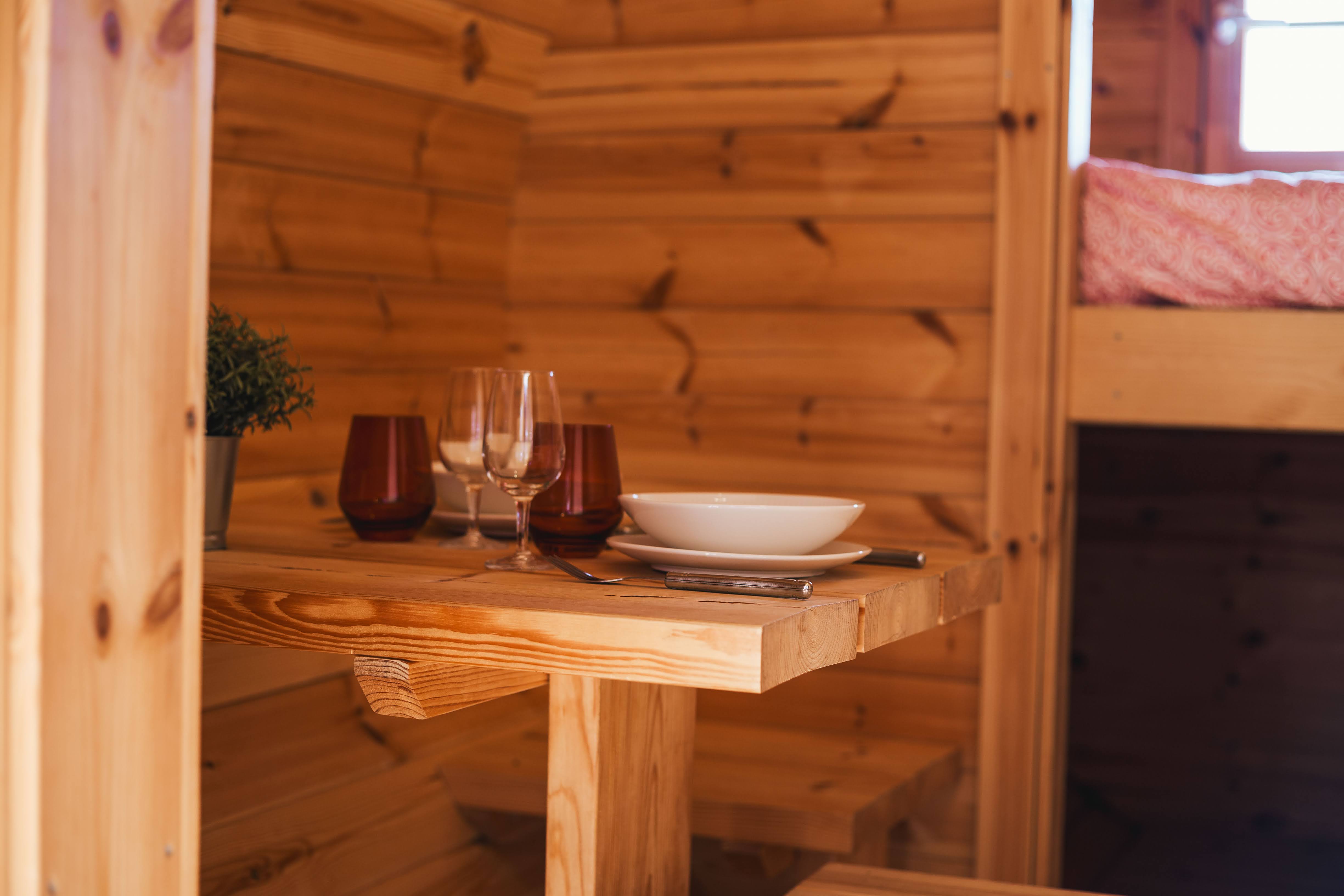 Tonneau en bois insolite — Hébergement avec spa à Saône-et-Loire à Autun — détail architectural