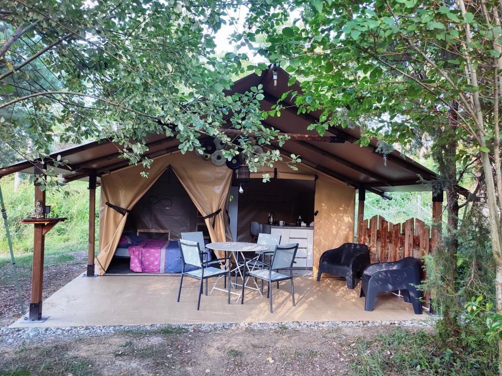 Tente Lodge Cassis : une immersion au cœur de la nature à Dun — vue intérieure