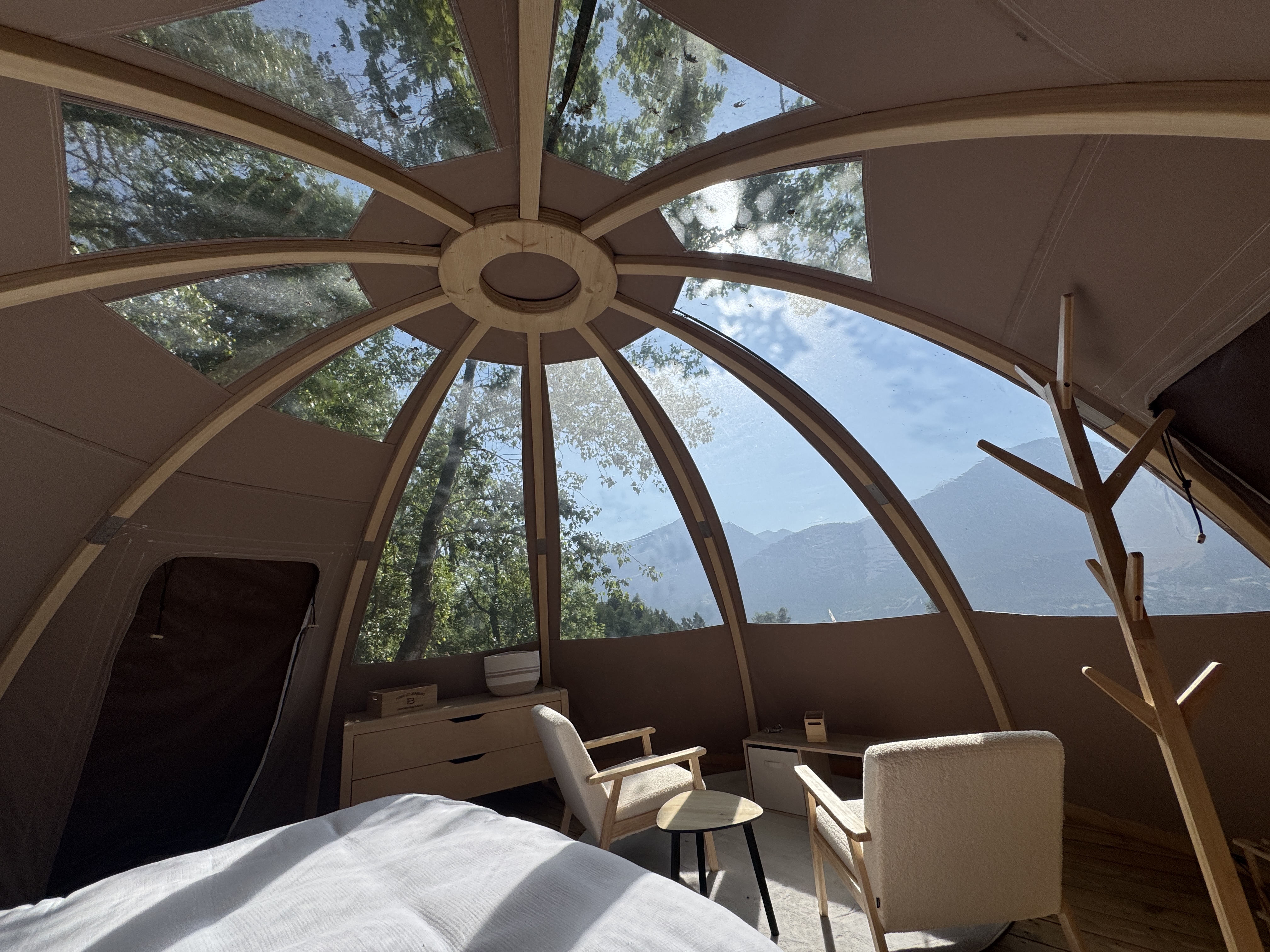 Wigwam montagnard & Spa — Nuit étoilée dans un wigwam en Hautes-Alpes à La Salle-les-Alpes — détail architectural