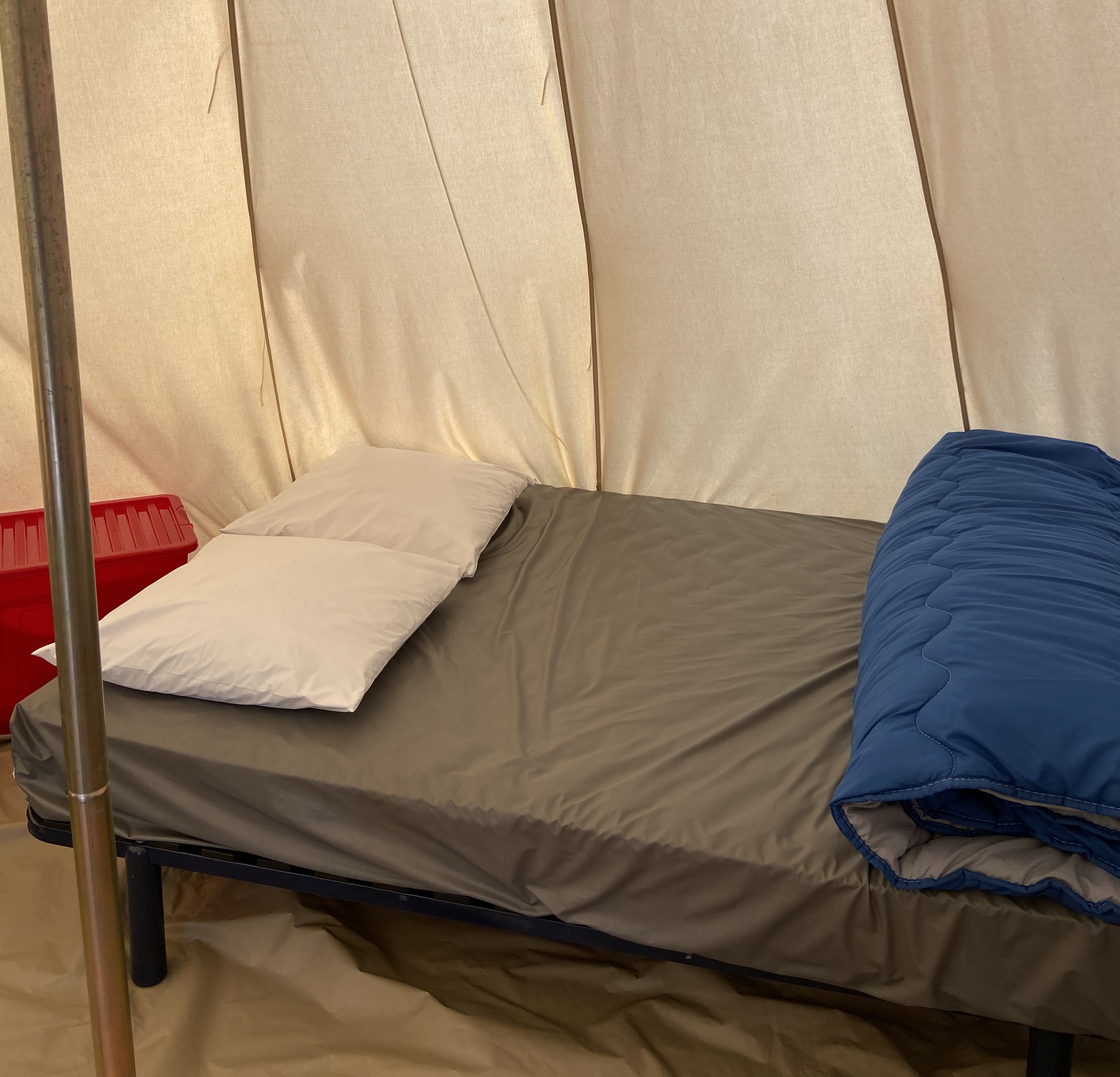 Tente insolite tipi 2/4p — Séjour authentique au Camping Paradis en Hérault à Montpellier — chambre
