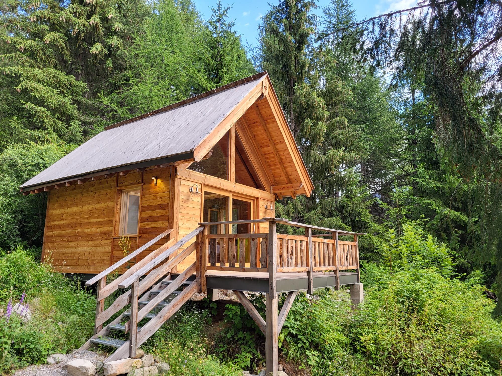 Cabane Le Chambeyron : une expérience immersive en hauteur à Le Lauzet Ubaye — espace de vie