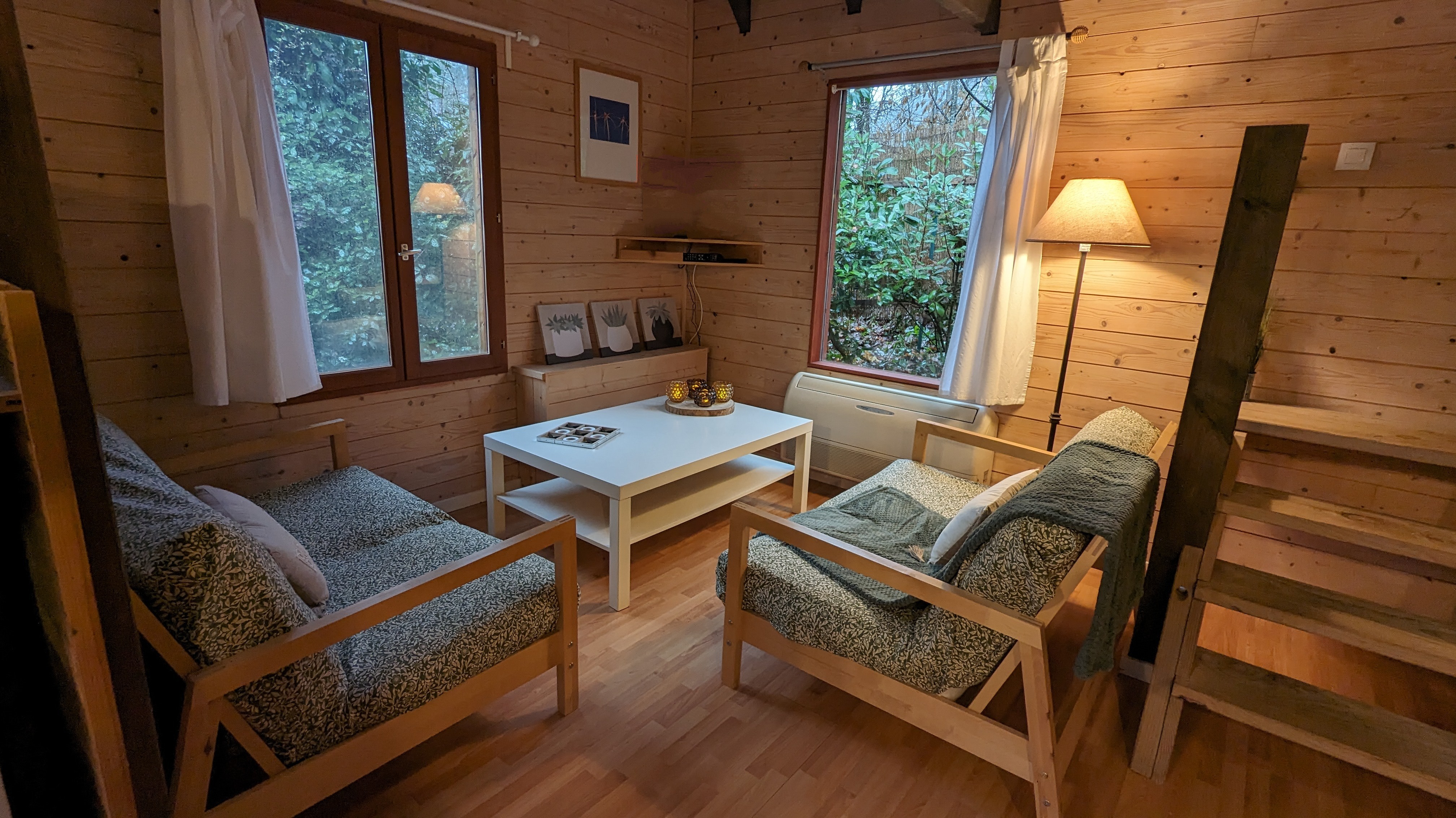 Chalet bois Hulotte avec spa : une expérience immersive en Aquitaine à Biron — vue intérieure