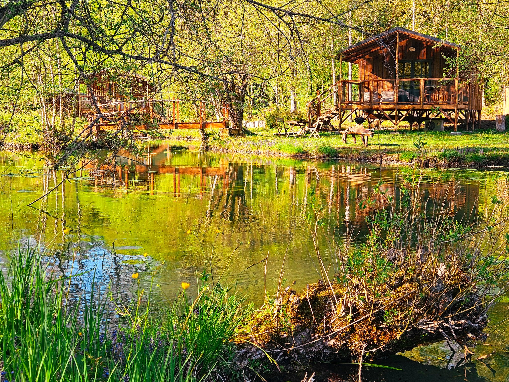 La Cabane du Héron : un lodge sur pilotis au bord de l'étang à Saint Andre Allas — chambre