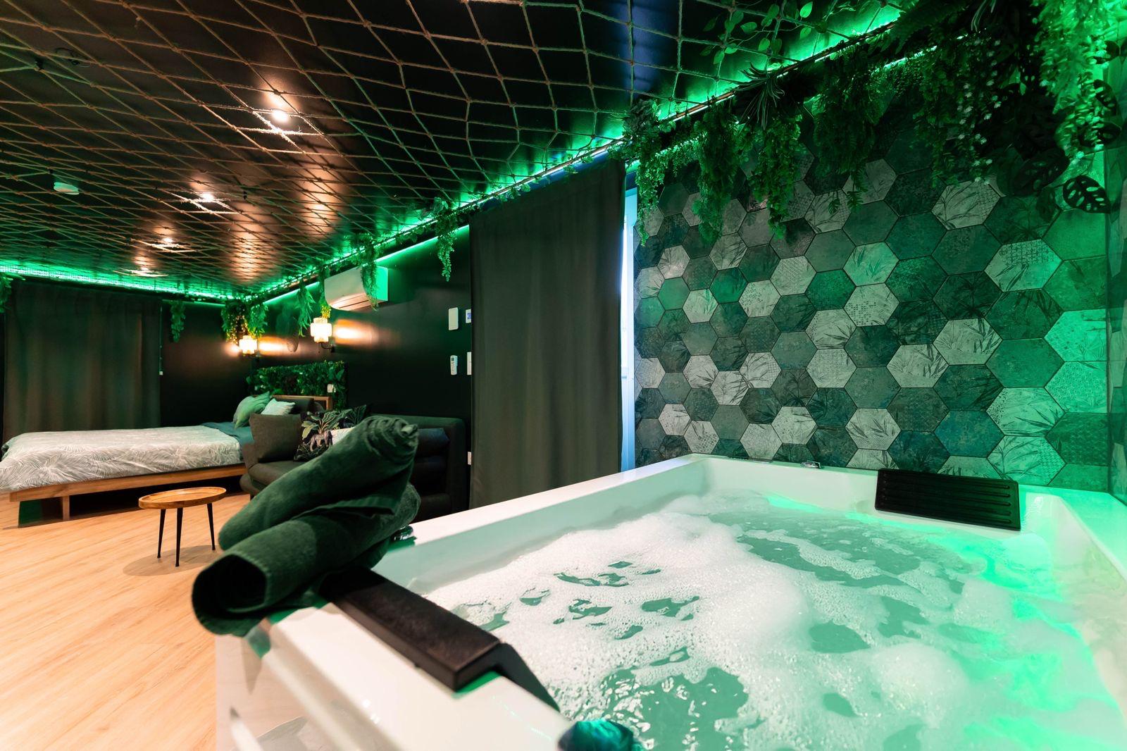 L'Oasis Tropicale — Bulle avec Jacuzzi à Roppenheim (Bas-Rhin)
